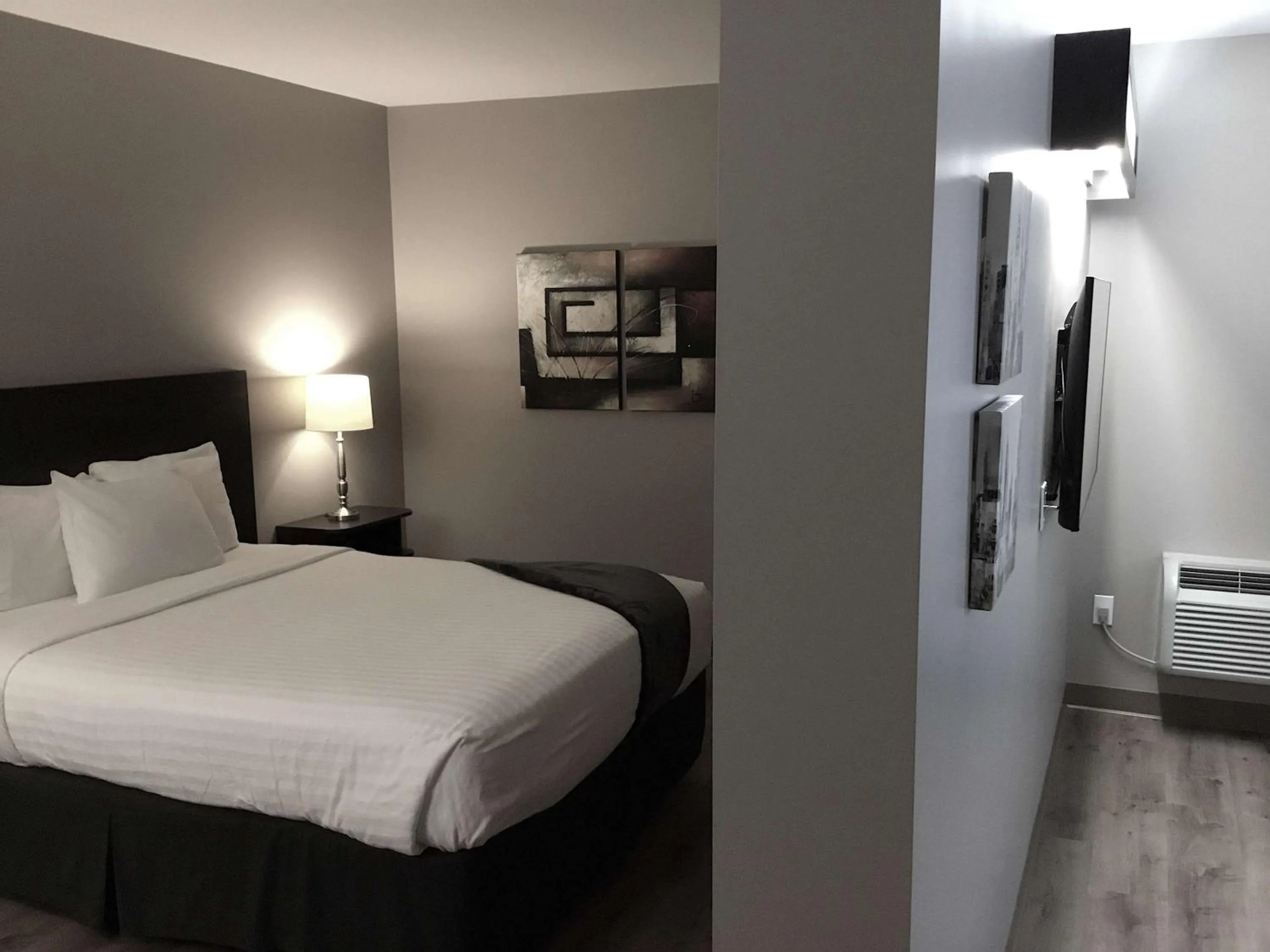 Photo of the whole room, Bed in Villa Inn & Suites - SureStay Collection by Best Western