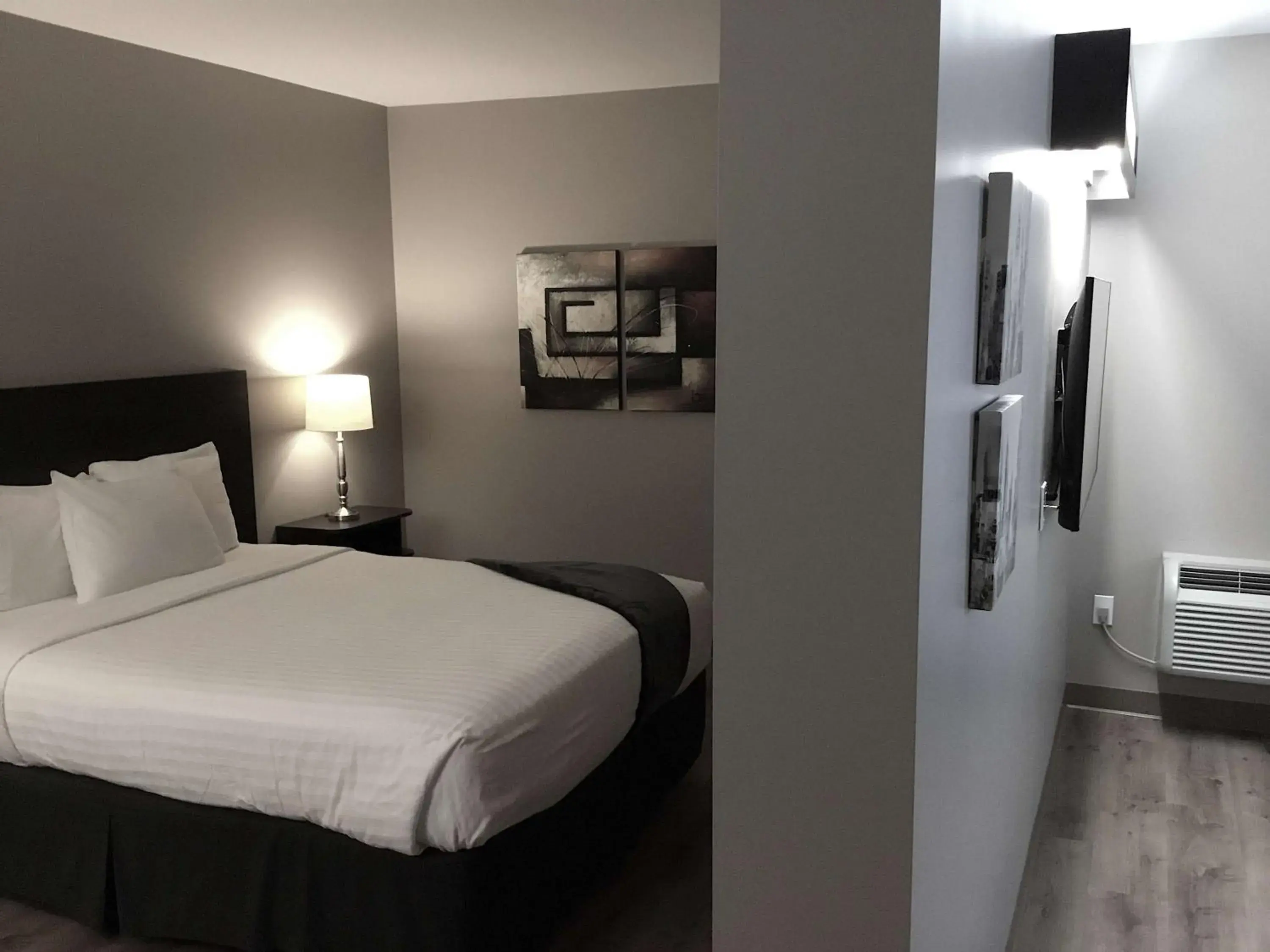 Photo of the whole room, Bed in Villa Inn & Suites - SureStay Collection by Best Western Photo of the whole room, Bed in Villa Inn & Suites - SureStay Collection by Best Western