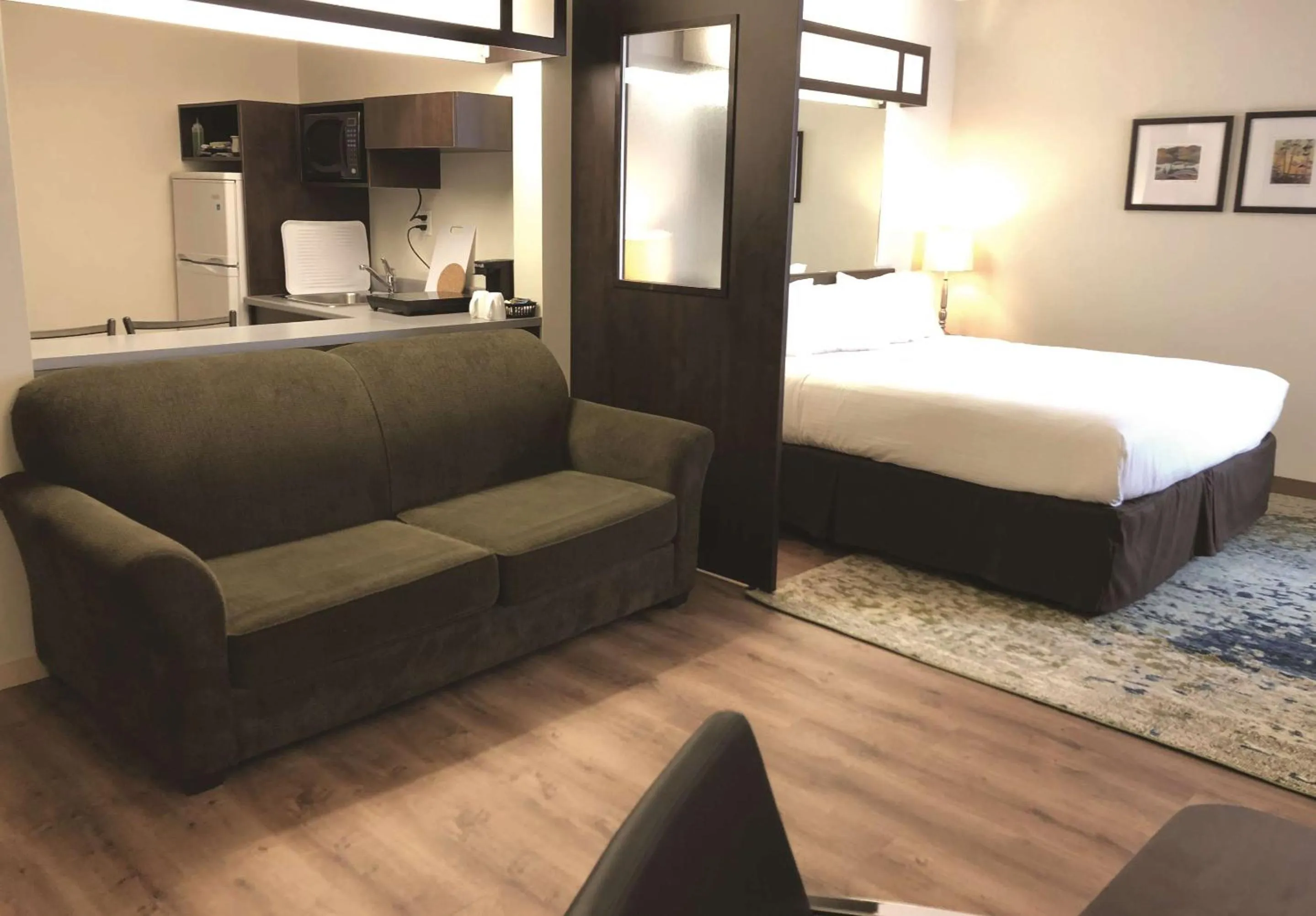 Photo of the whole room, Bed in Villa Inn & Suites - SureStay Collection by Best Western