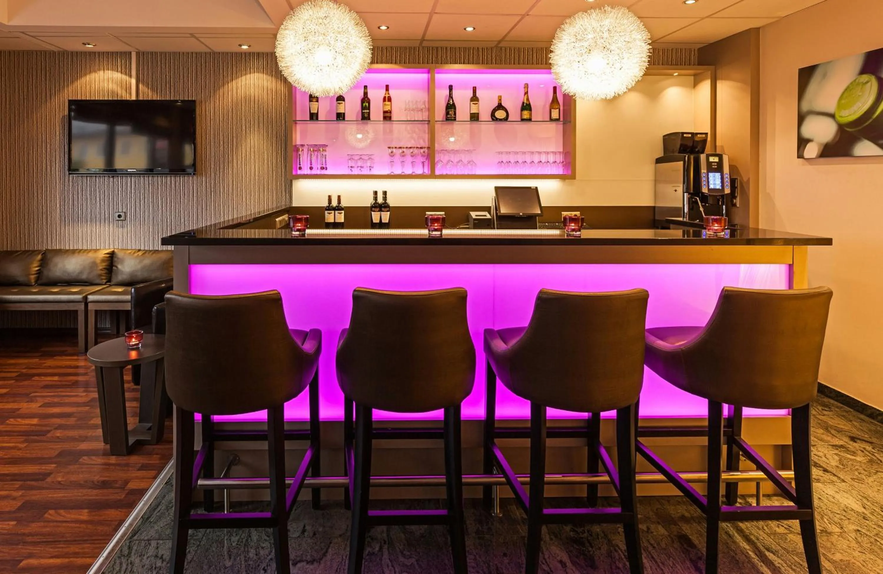 Lounge or bar in Leonardo Hotel Nürnberg