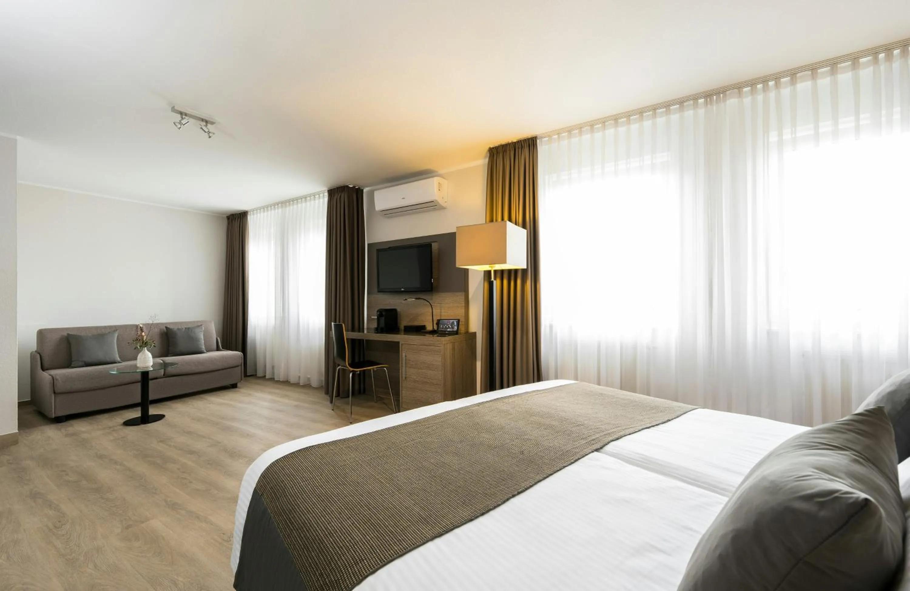Photo of the whole room, Bed in Leonardo Hotel Nürnberg