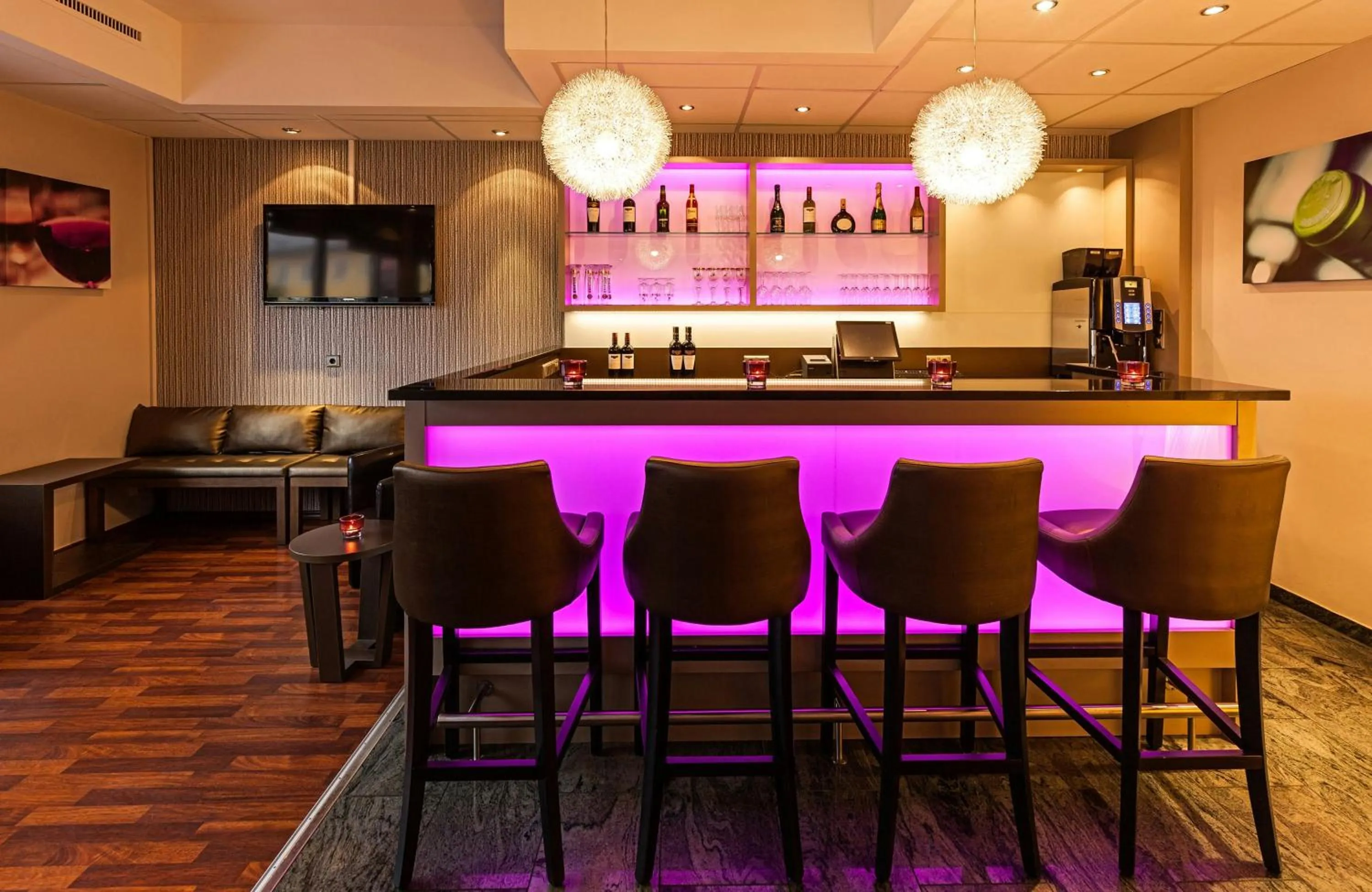 Lounge or bar in Leonardo Hotel Nürnberg