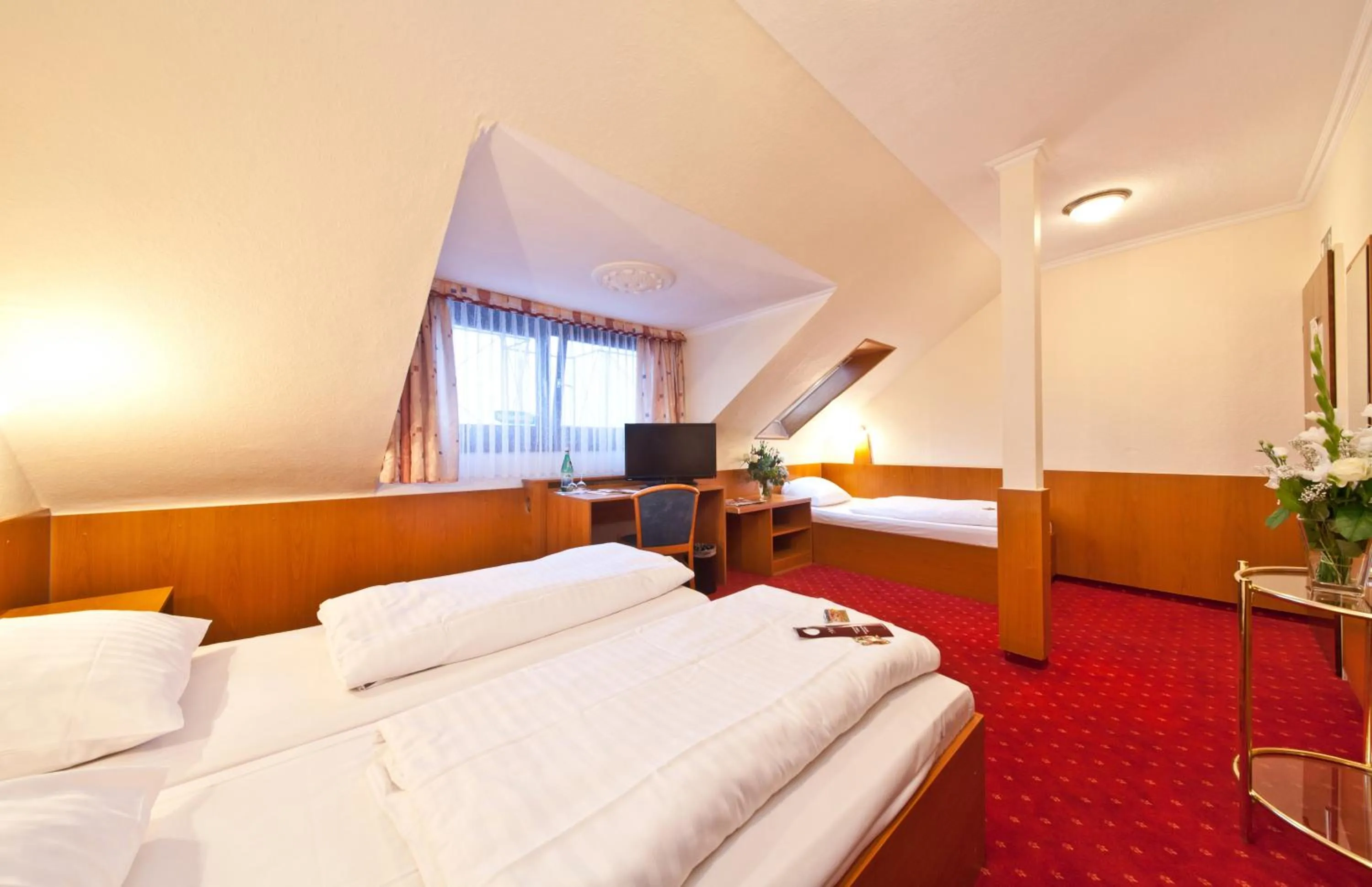 Photo of the whole room, Bed in Hotel Primus Frankfurt Sachsenhausen