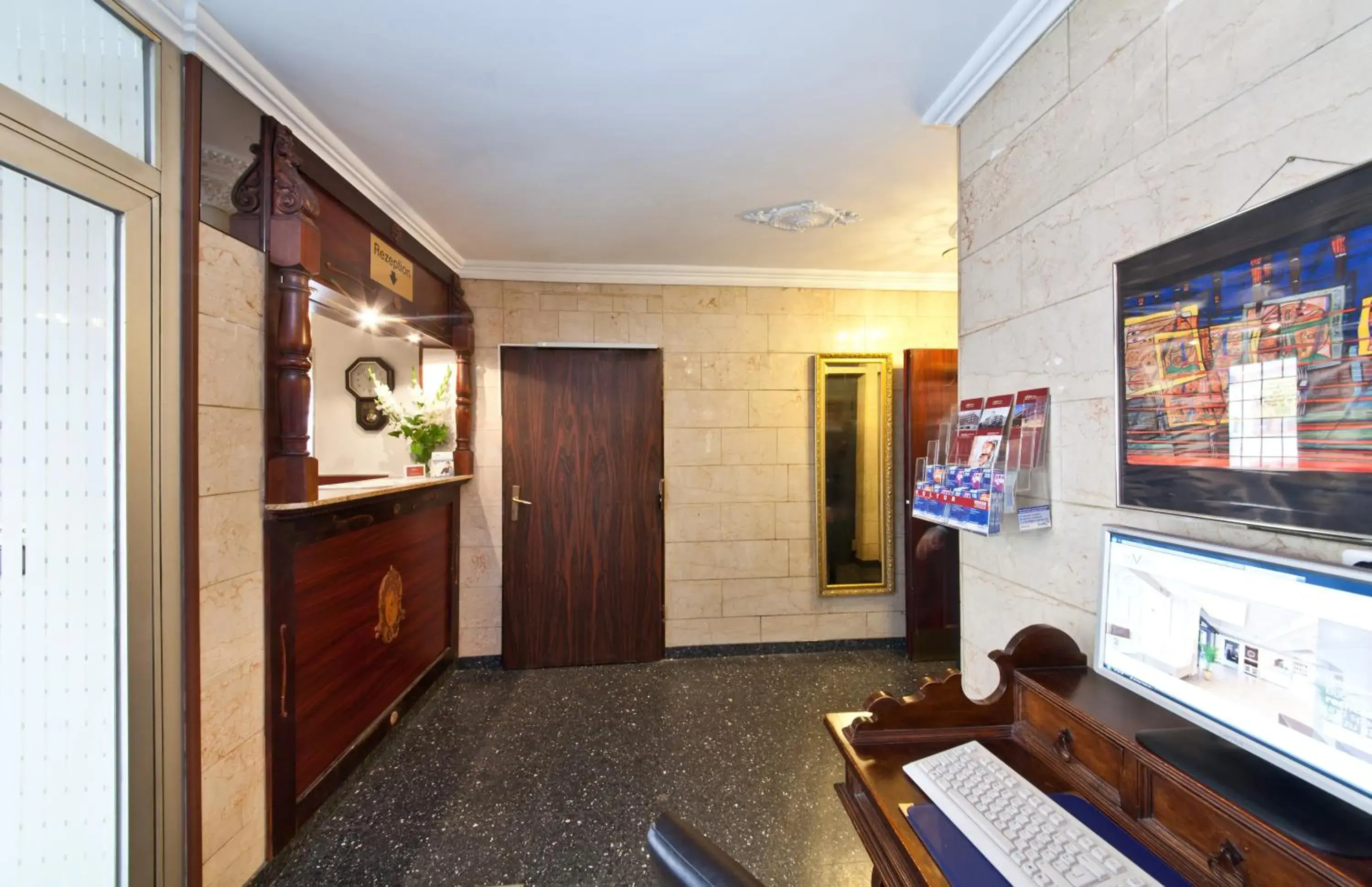 Lobby or reception in Hotel Primus Frankfurt Sachsenhausen Lobby or reception in Hotel Primus Frankfurt Sachsenhausen