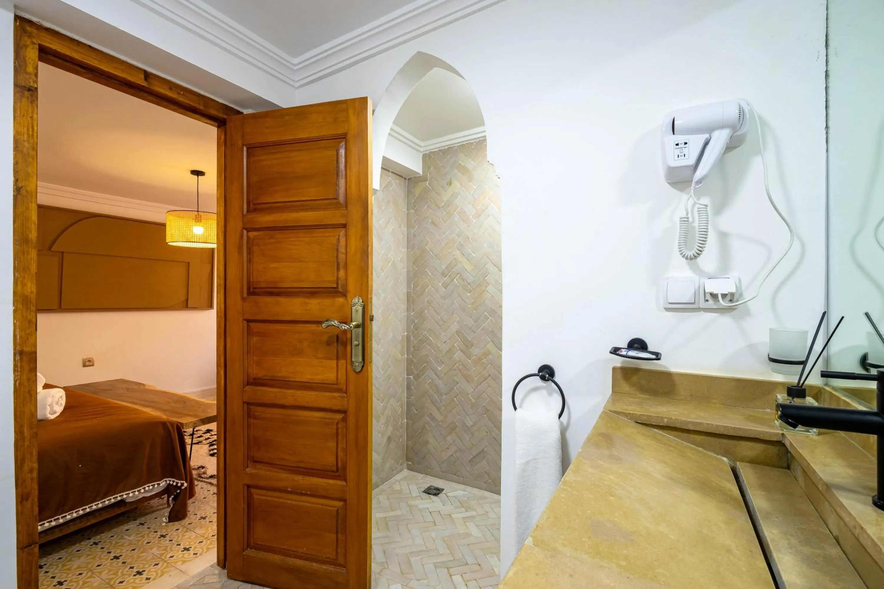 Shower, Bed in Riad La Croix Berbere Deluxe