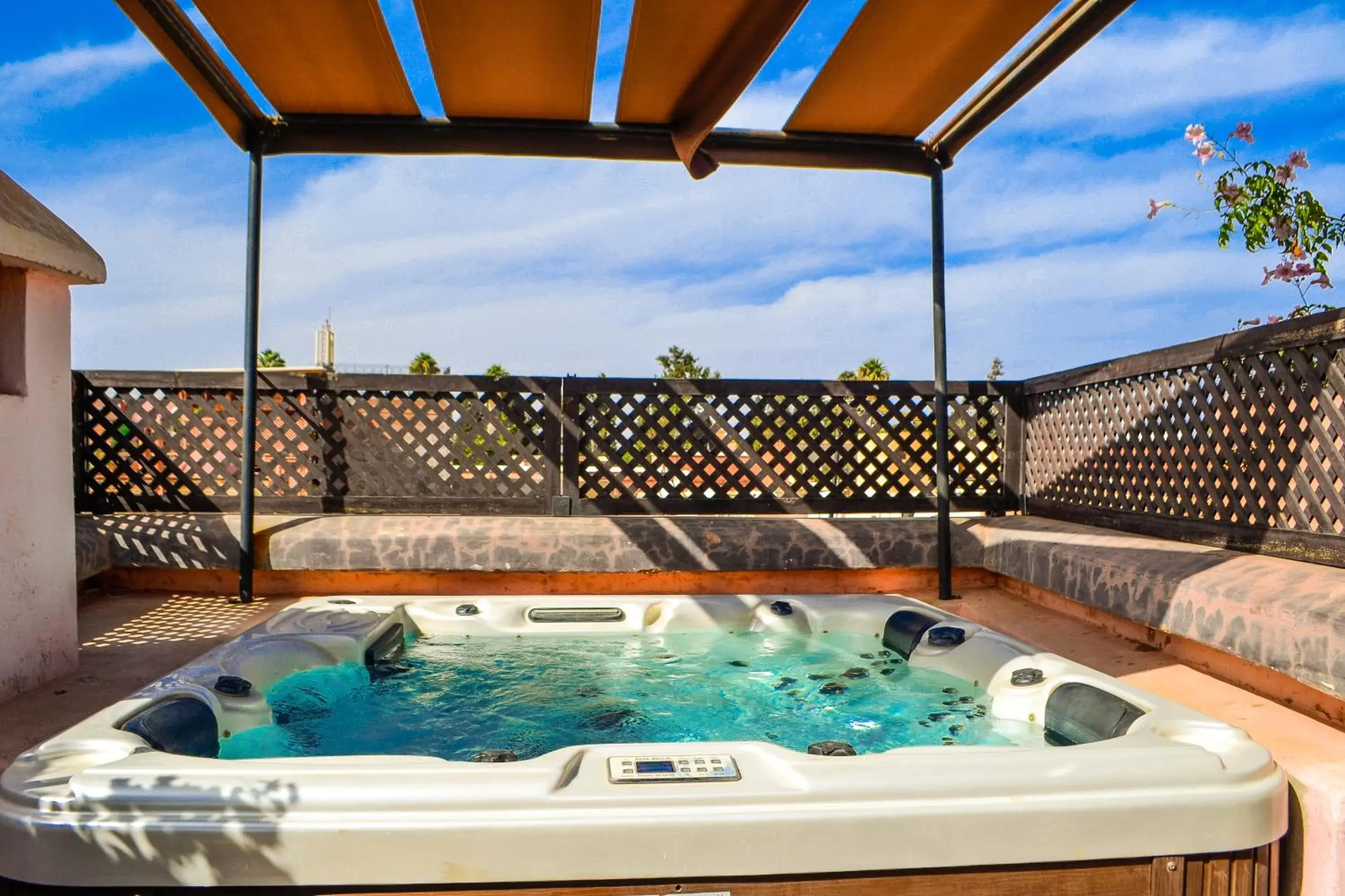 Hot Tub, Swimming Pool in Riad La Croix Berbere De Luxe