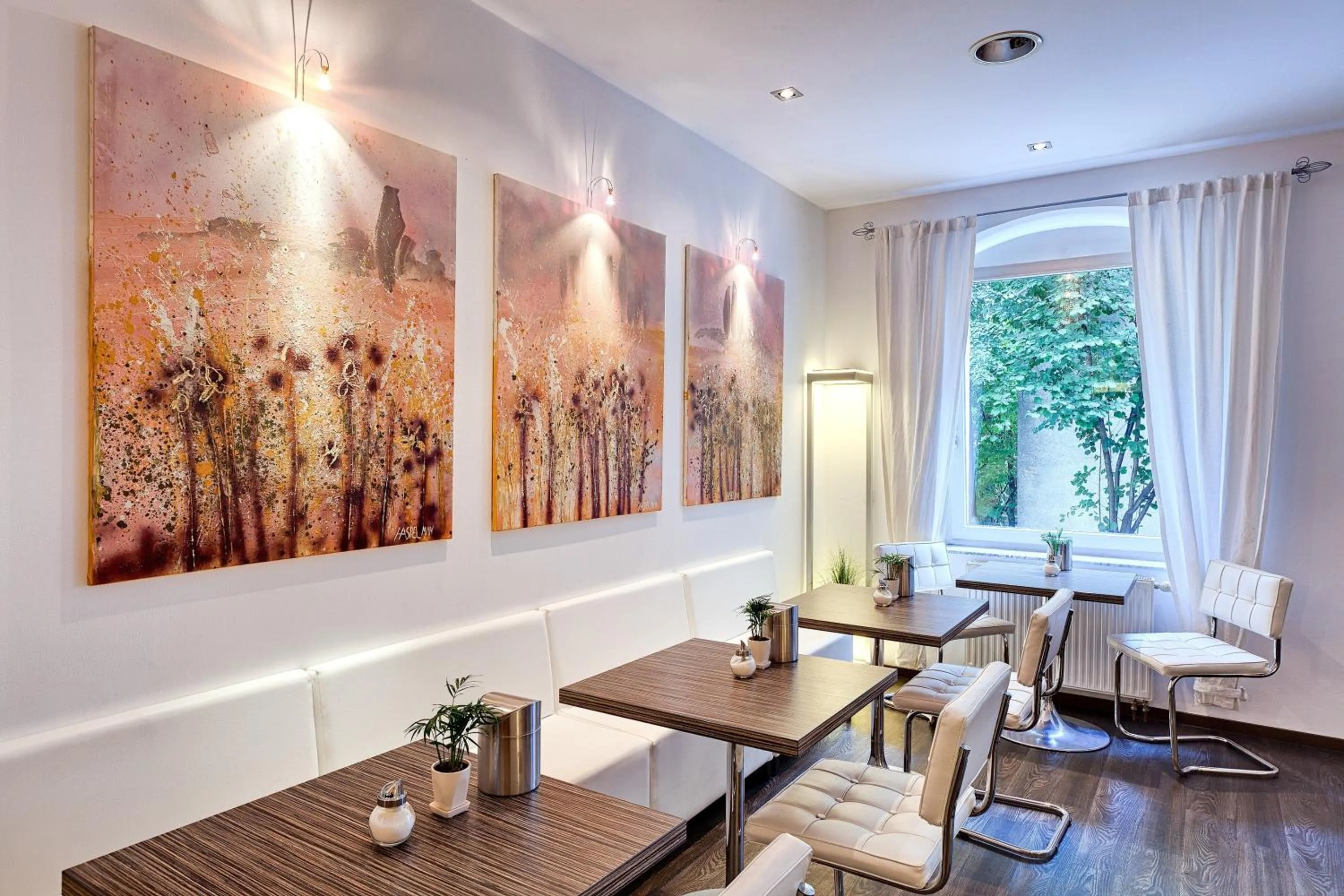 Restaurant/places to eat in ArtHotel City