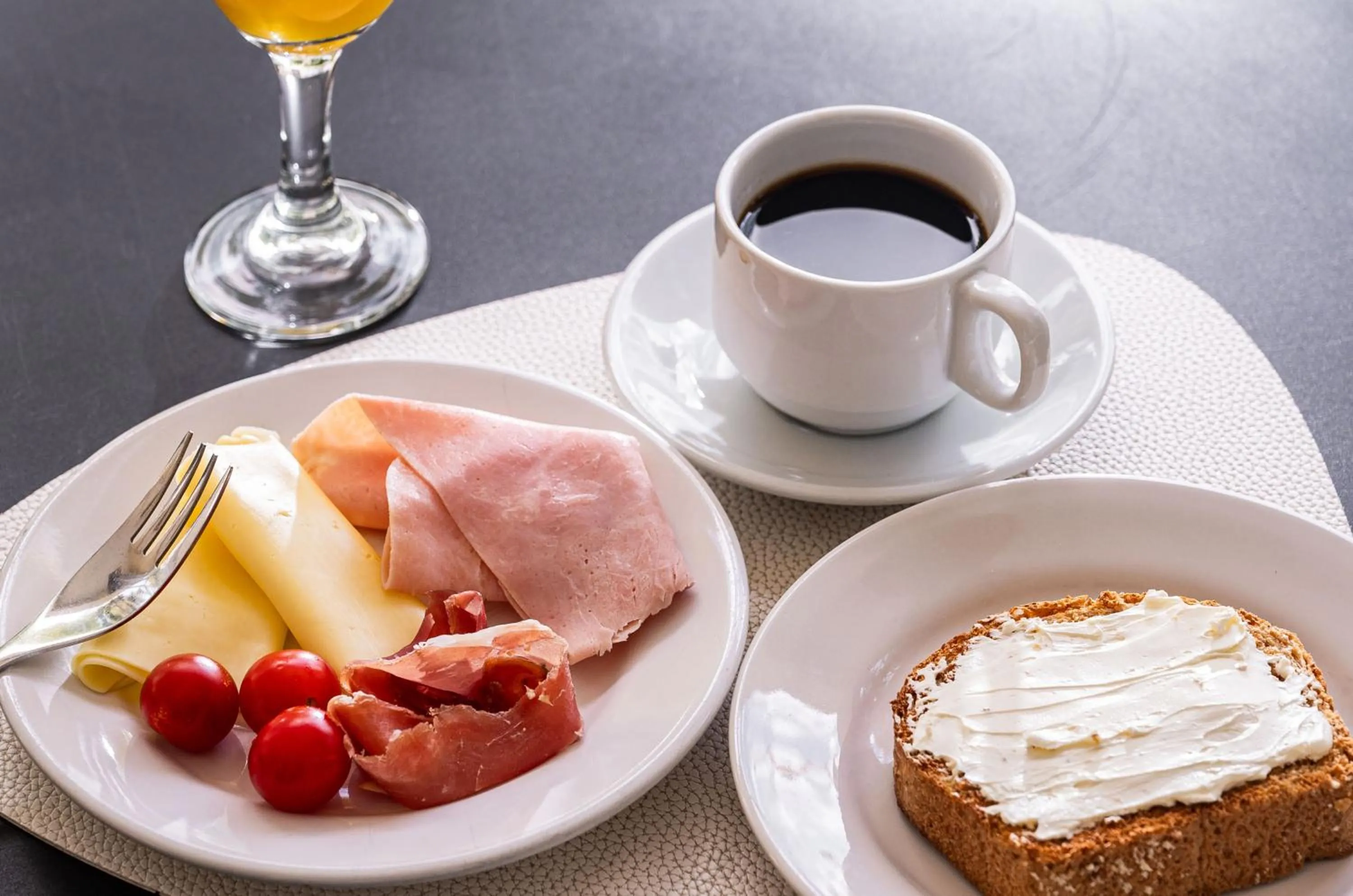 Food and drinks in Parque Hotel Jean Clevers