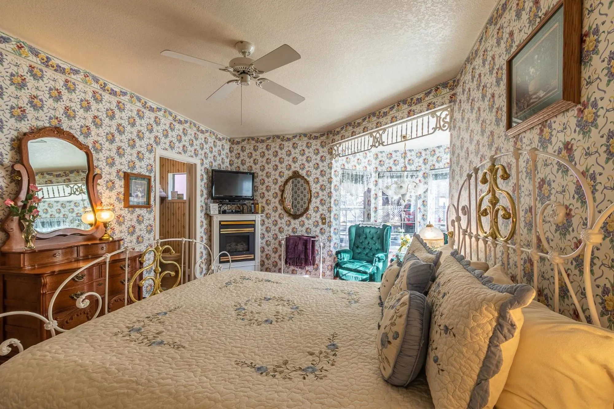 Bed in Apples Bed and Breakfast Inn