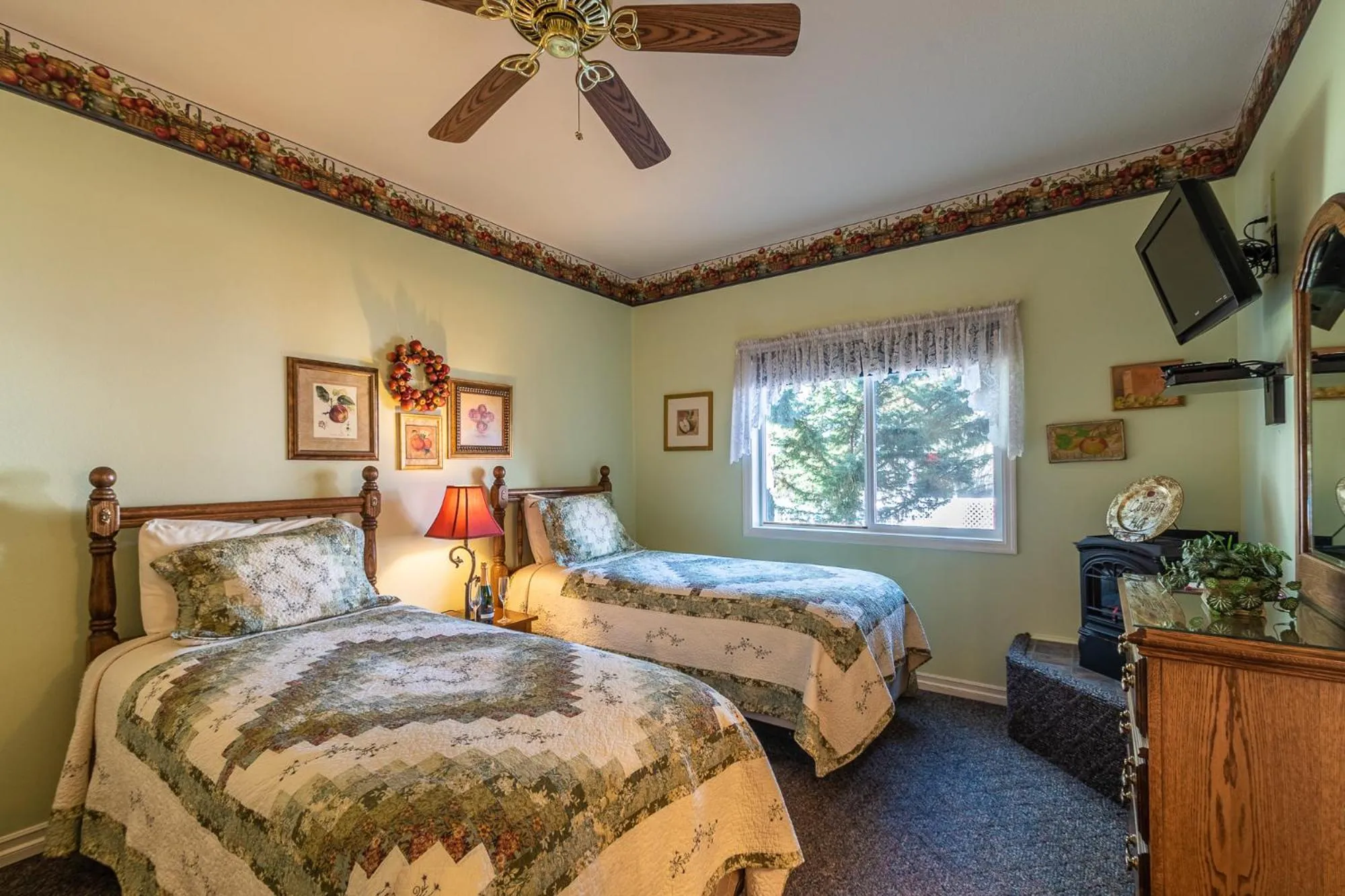 Bed in Apples Bed and Breakfast Inn