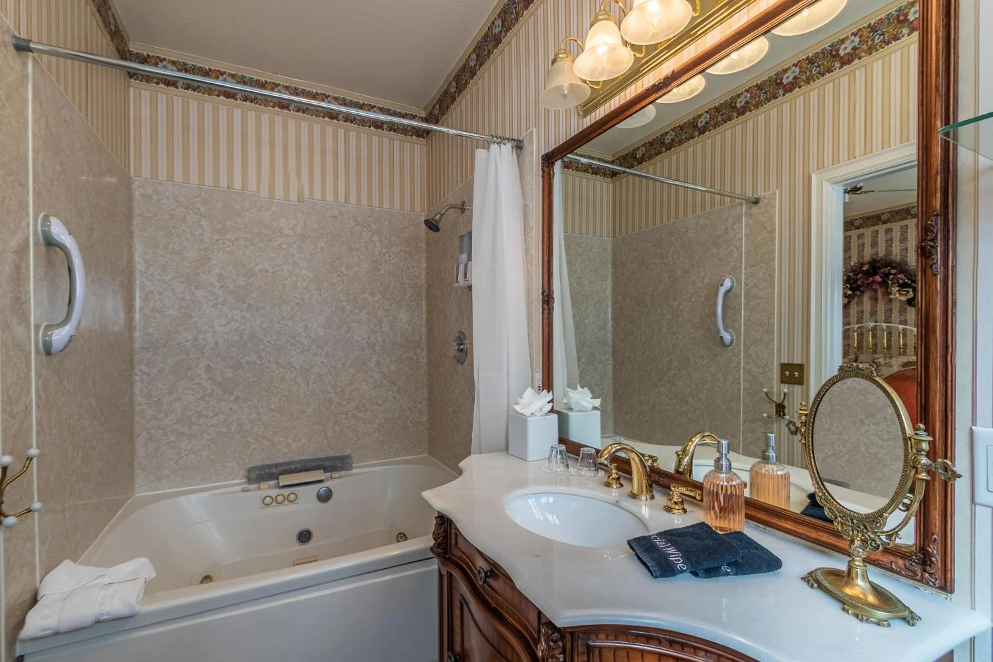 Apples Bed and Breakfast Inn