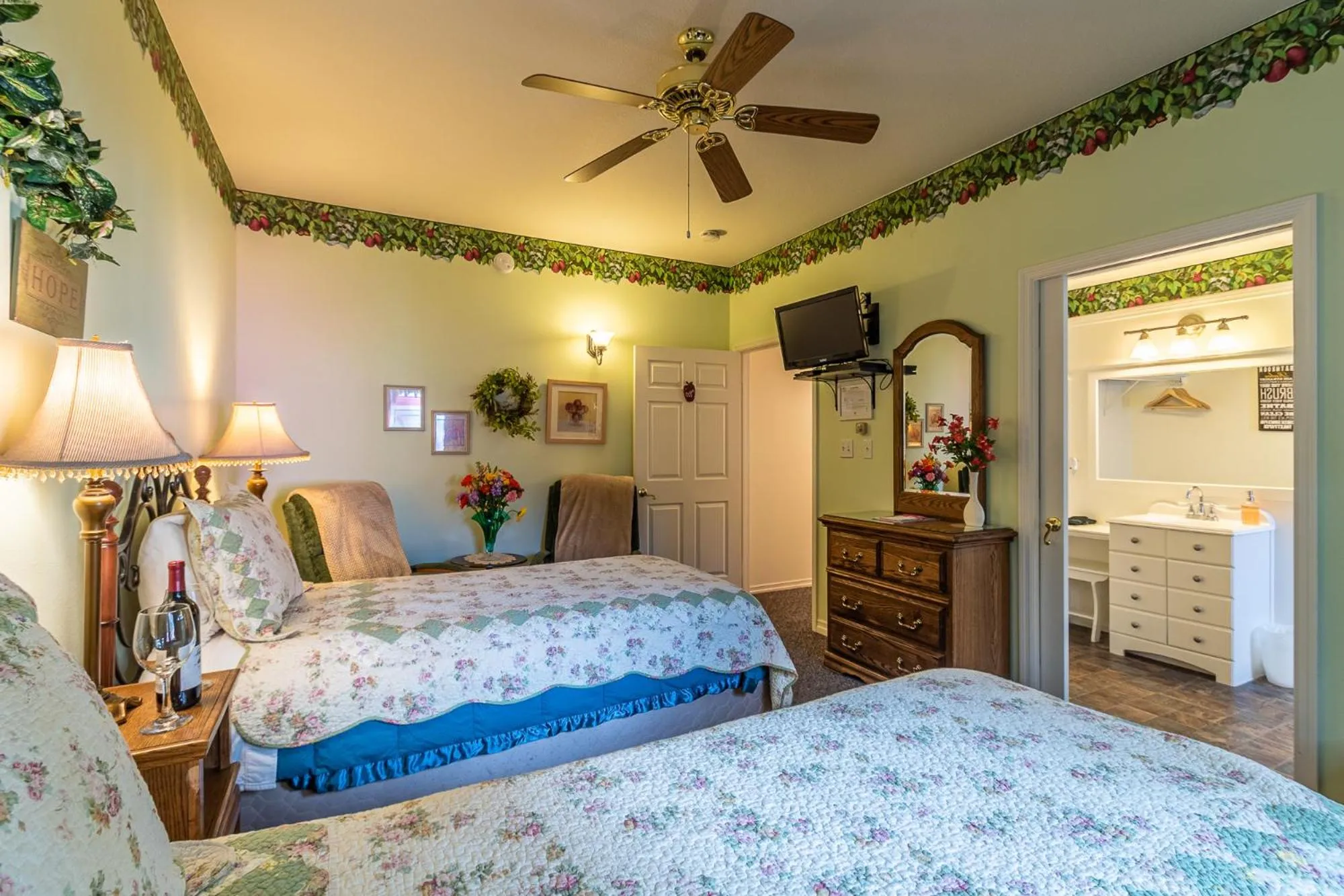 Bed in Apples Bed and Breakfast Inn