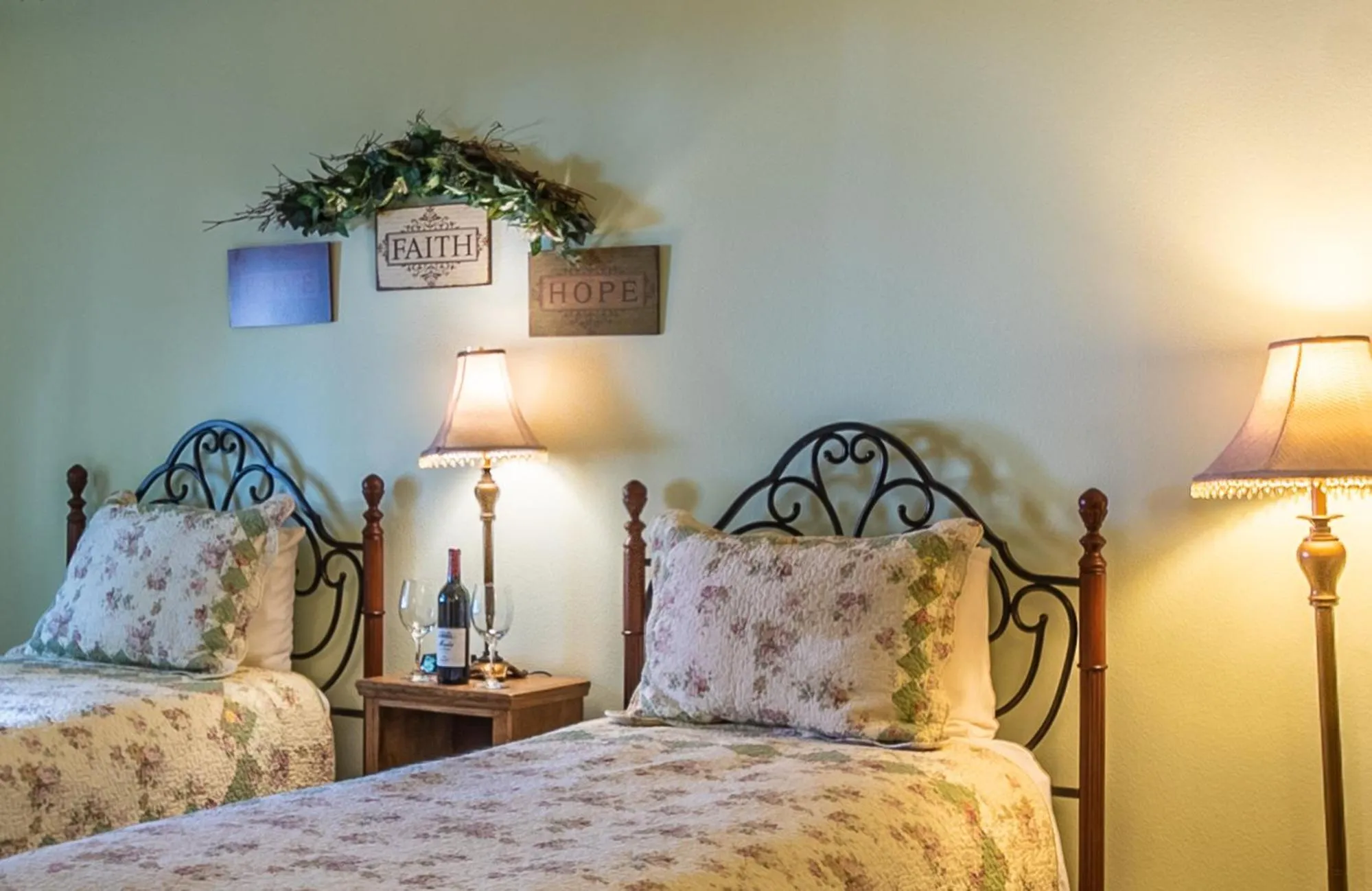 Bed in Apples Bed and Breakfast Inn