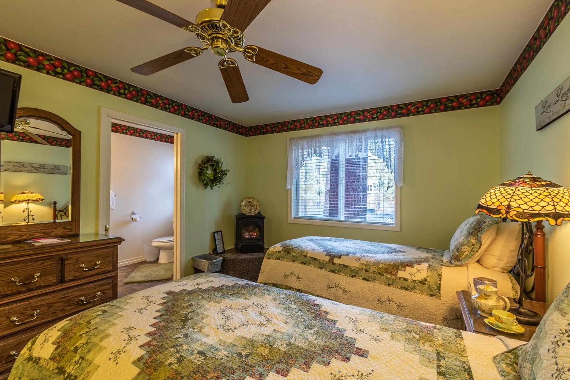 Bed in Apples Bed and Breakfast Inn