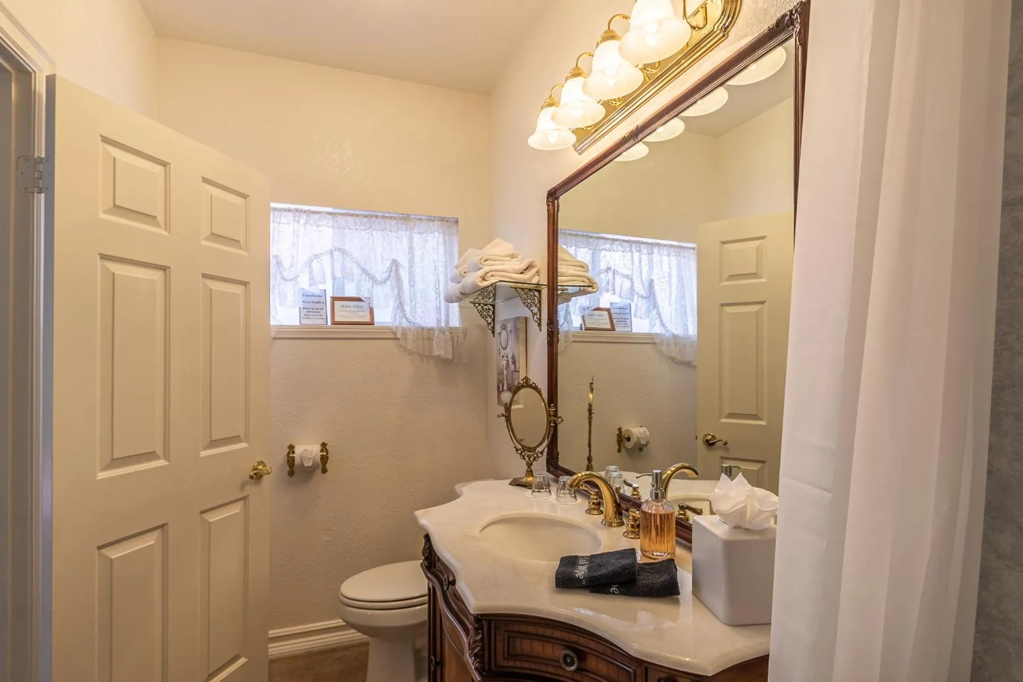 Apples Bed and Breakfast Inn