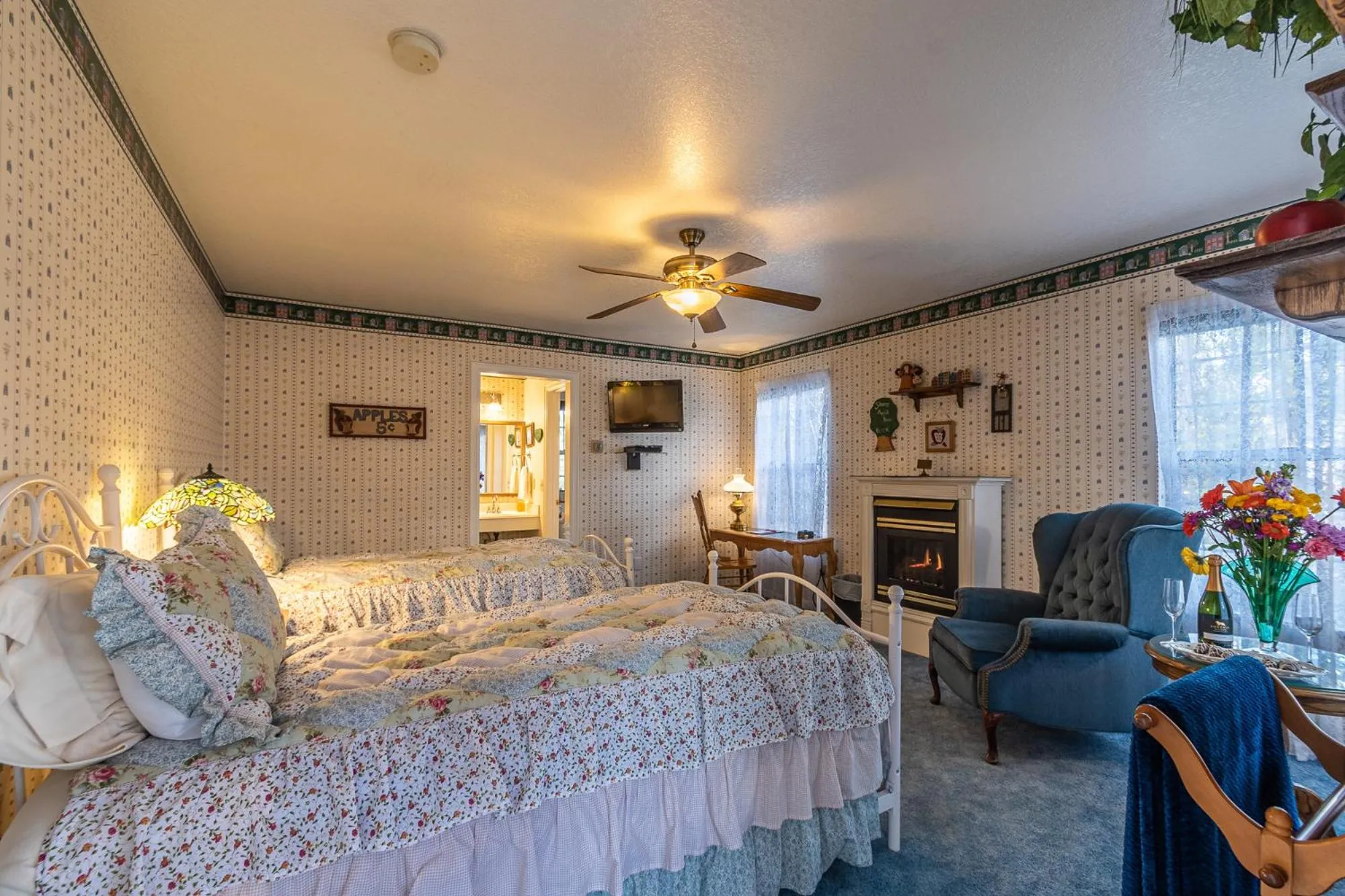 Bed in Apples Bed and Breakfast Inn