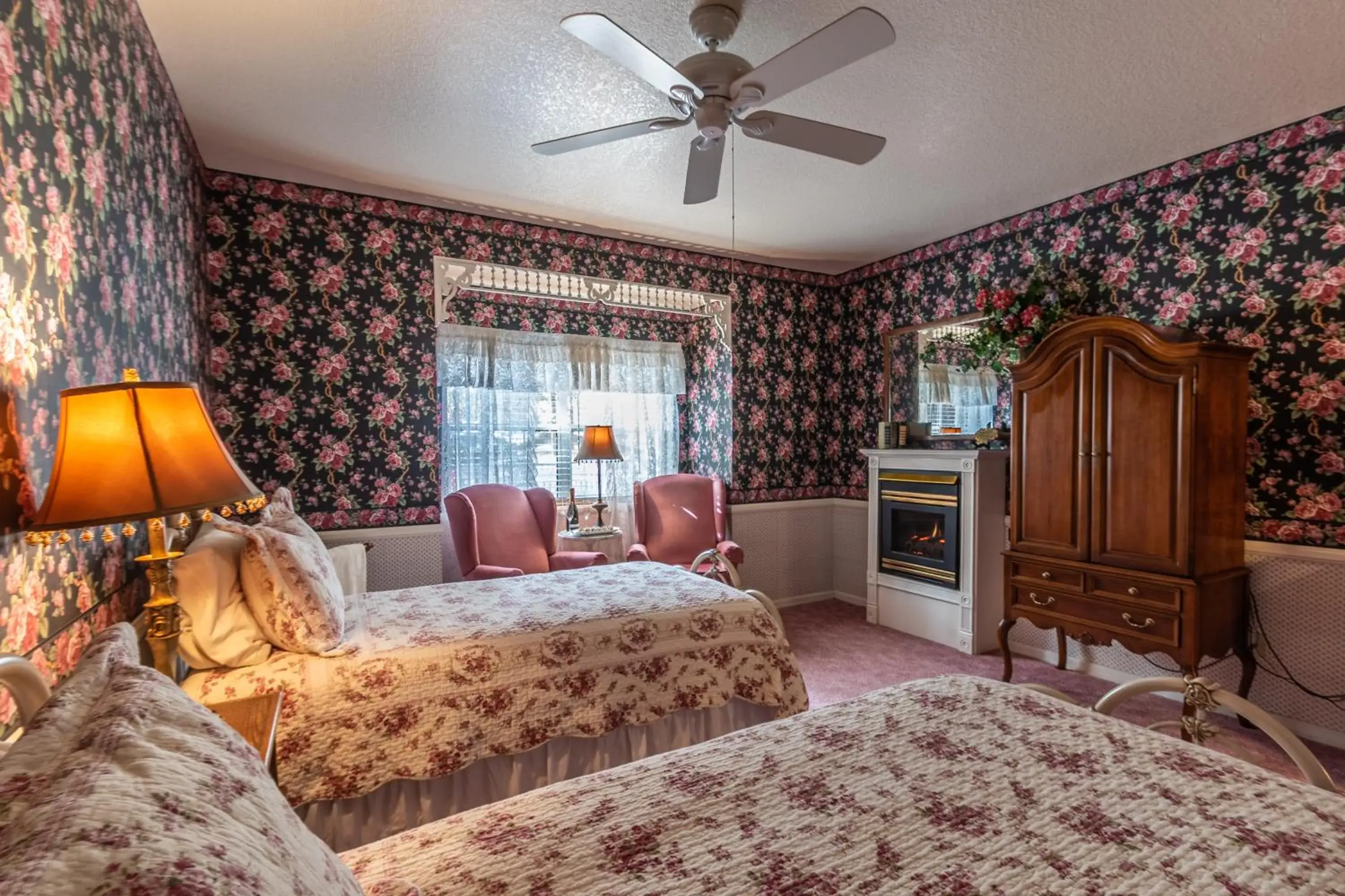 Large Twin Room in Apples Bed and Breakfast Inn Large Twin Room in Apples Bed and Breakfast Inn