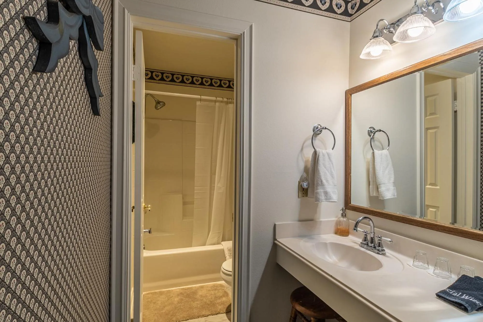 Apples Bed and Breakfast Inn