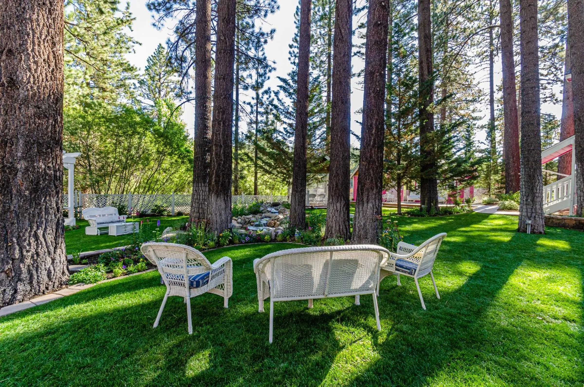 Apples Bed and Breakfast Inn