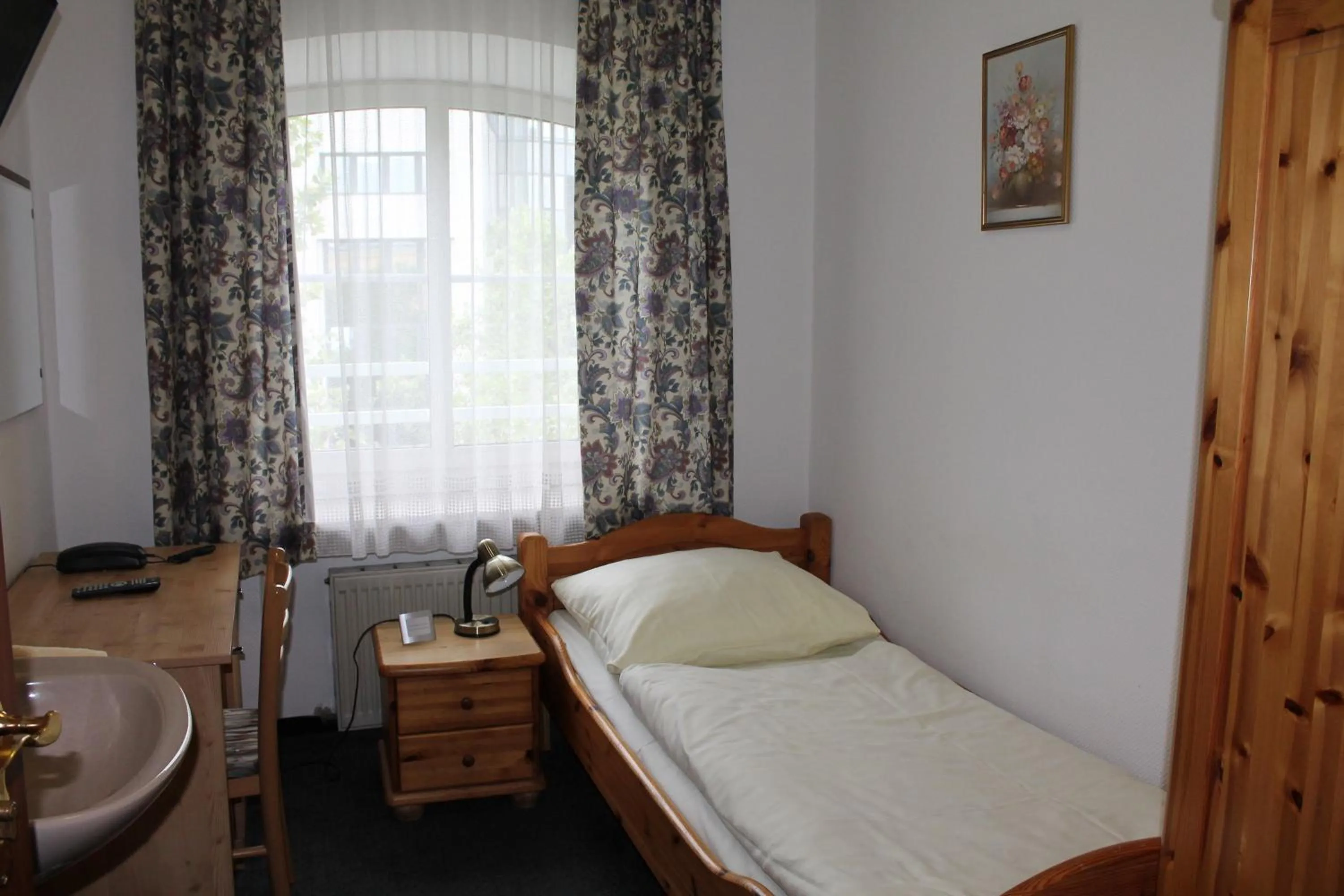 Photo of the whole room, Bed in Pension Locarno