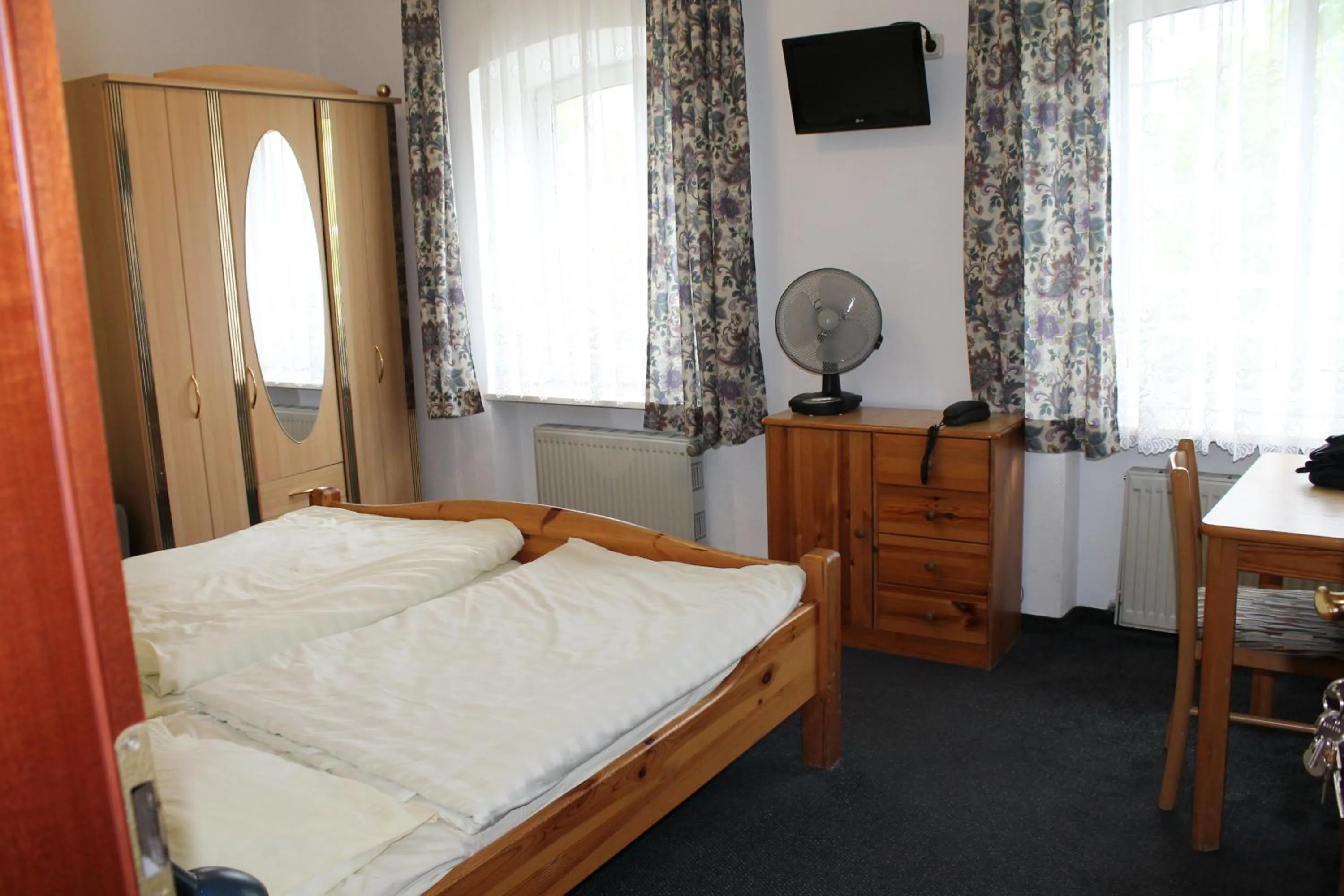 Photo of the whole room, Bed in Pension Locarno