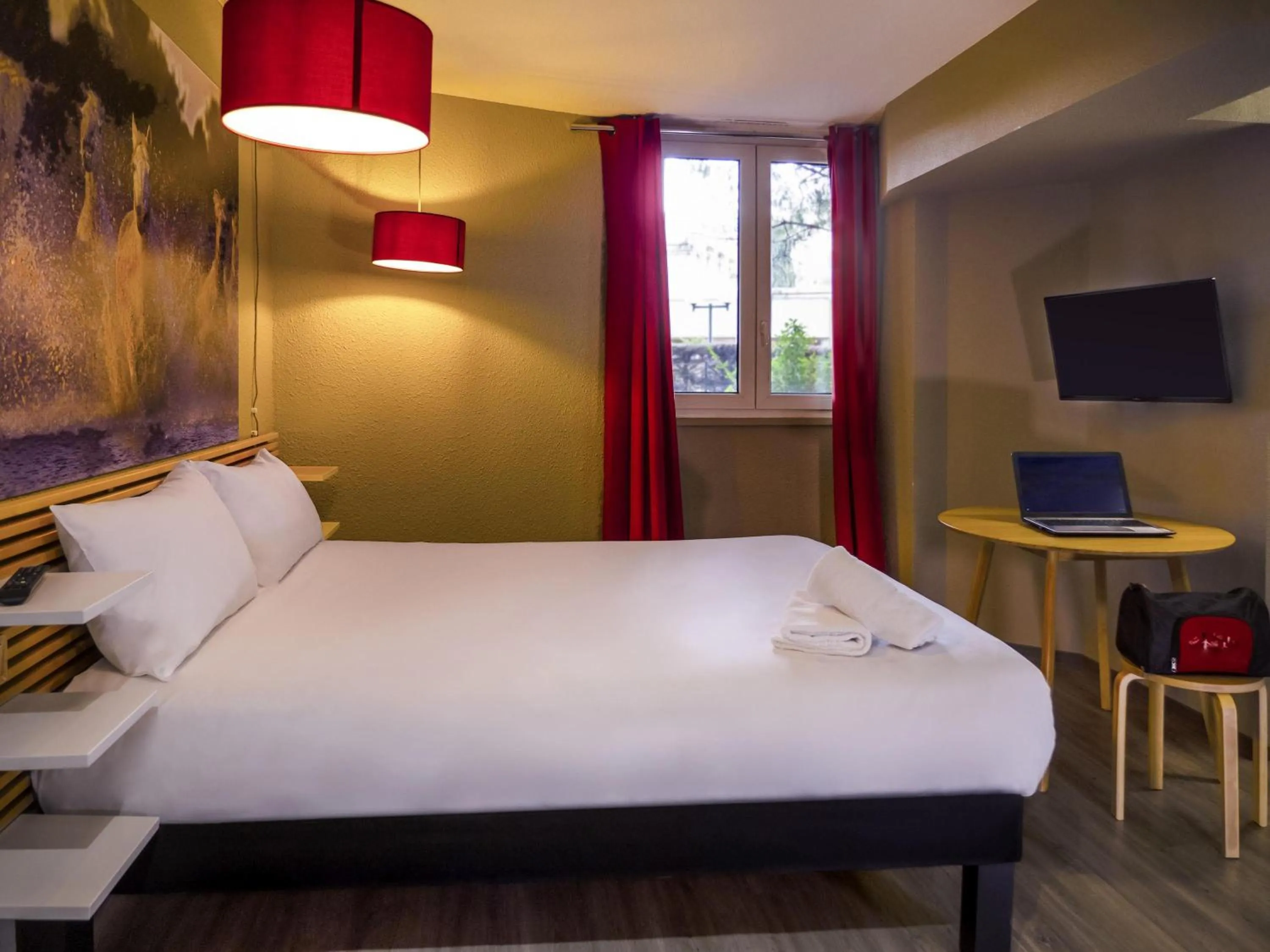 Bedroom, Bed in ibis Arles