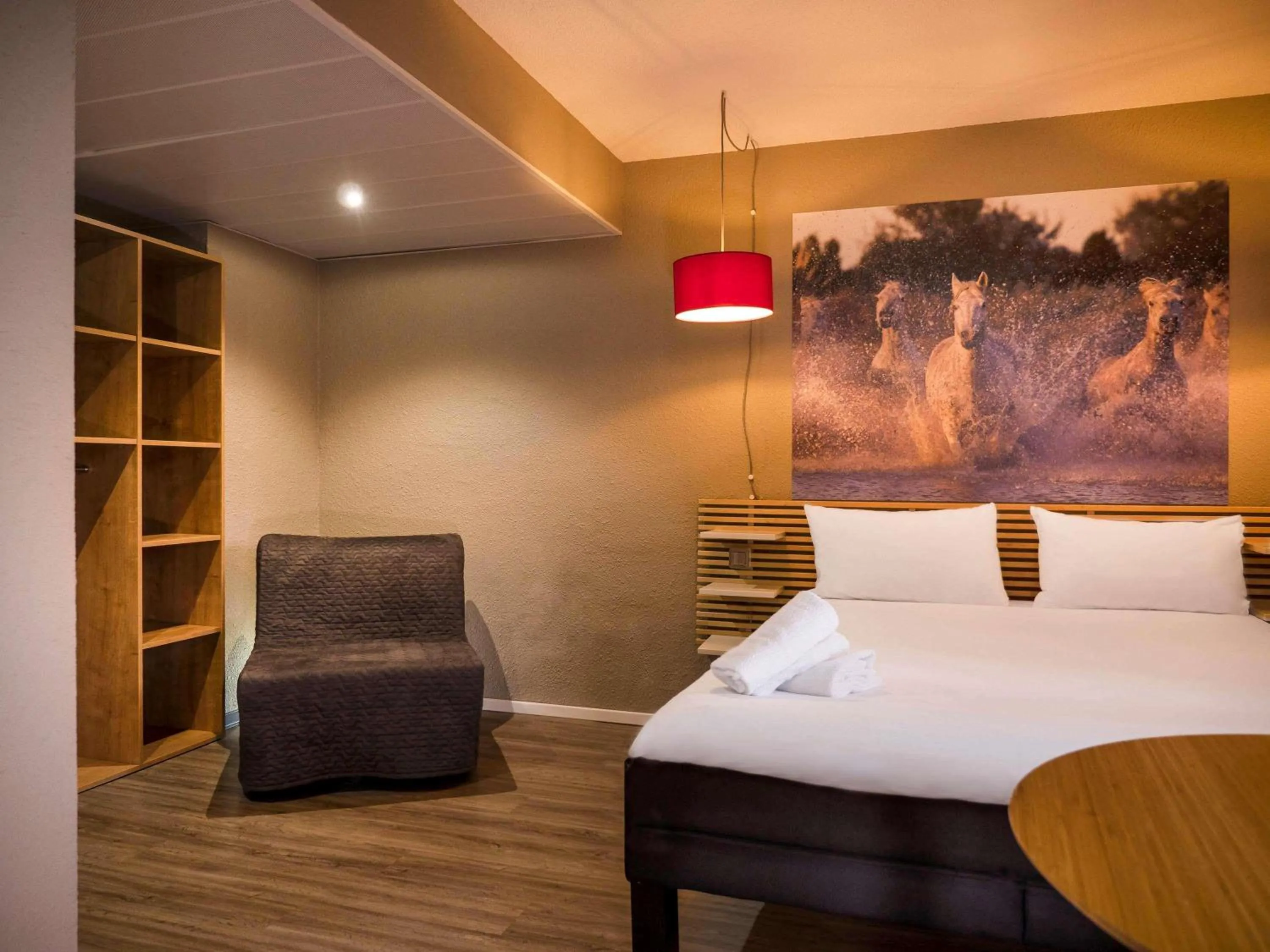 Bedroom, Bed in ibis Arles