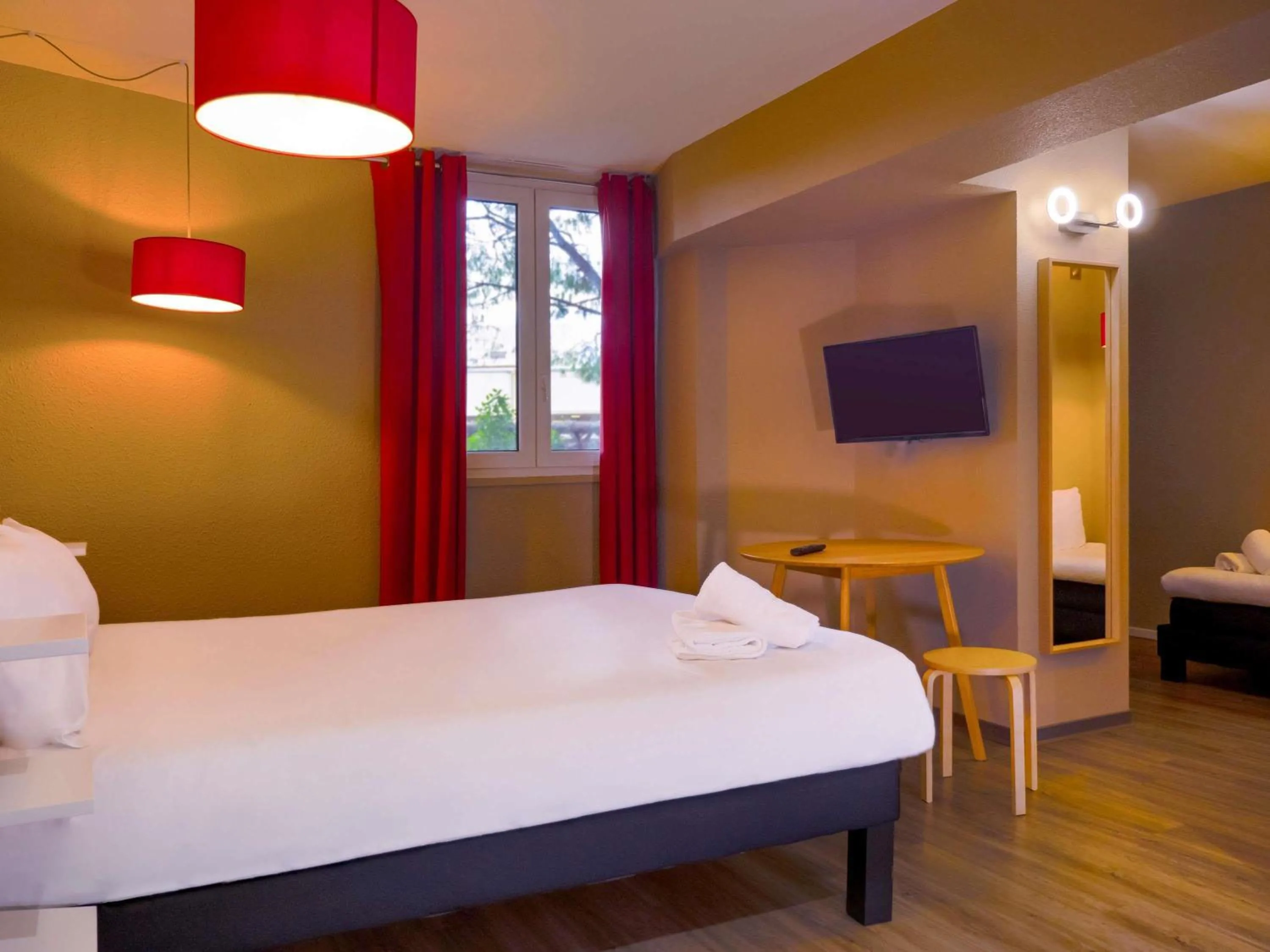 Bedroom, Bed in ibis Arles