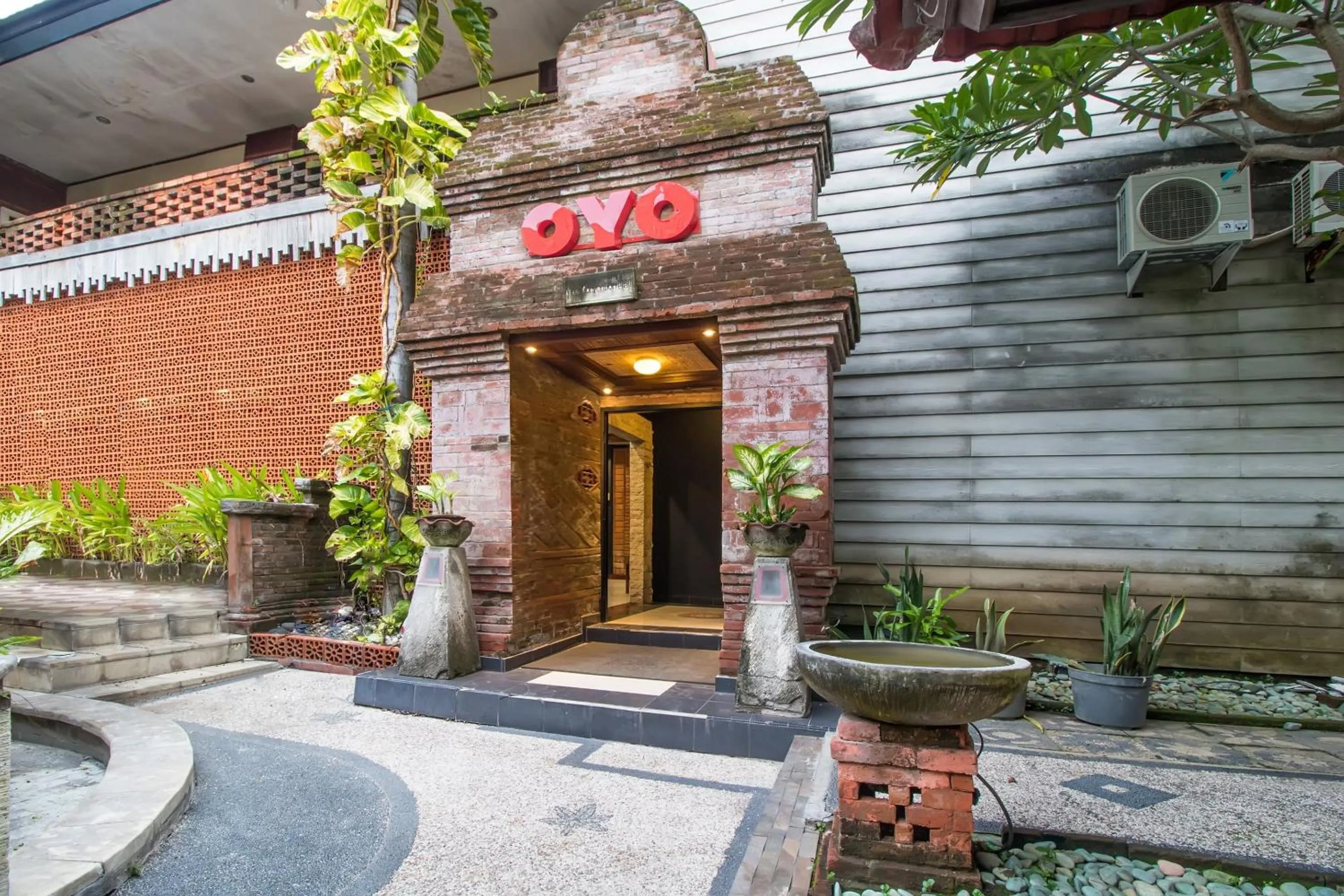 Facade/entrance in Hotel O Maxi Budget