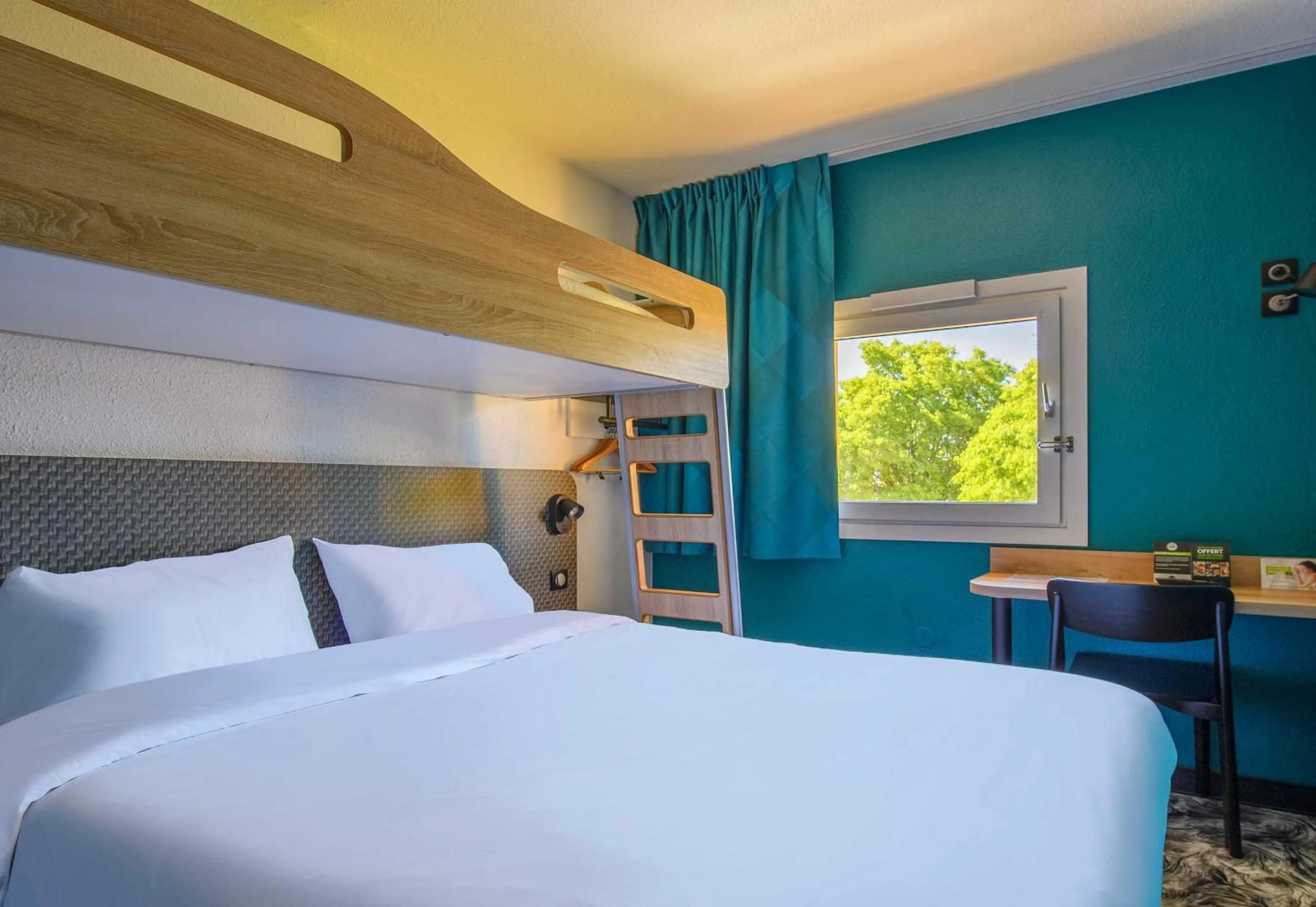 Bedroom, Bed in B&B HOTEL Nîmes Caissargues