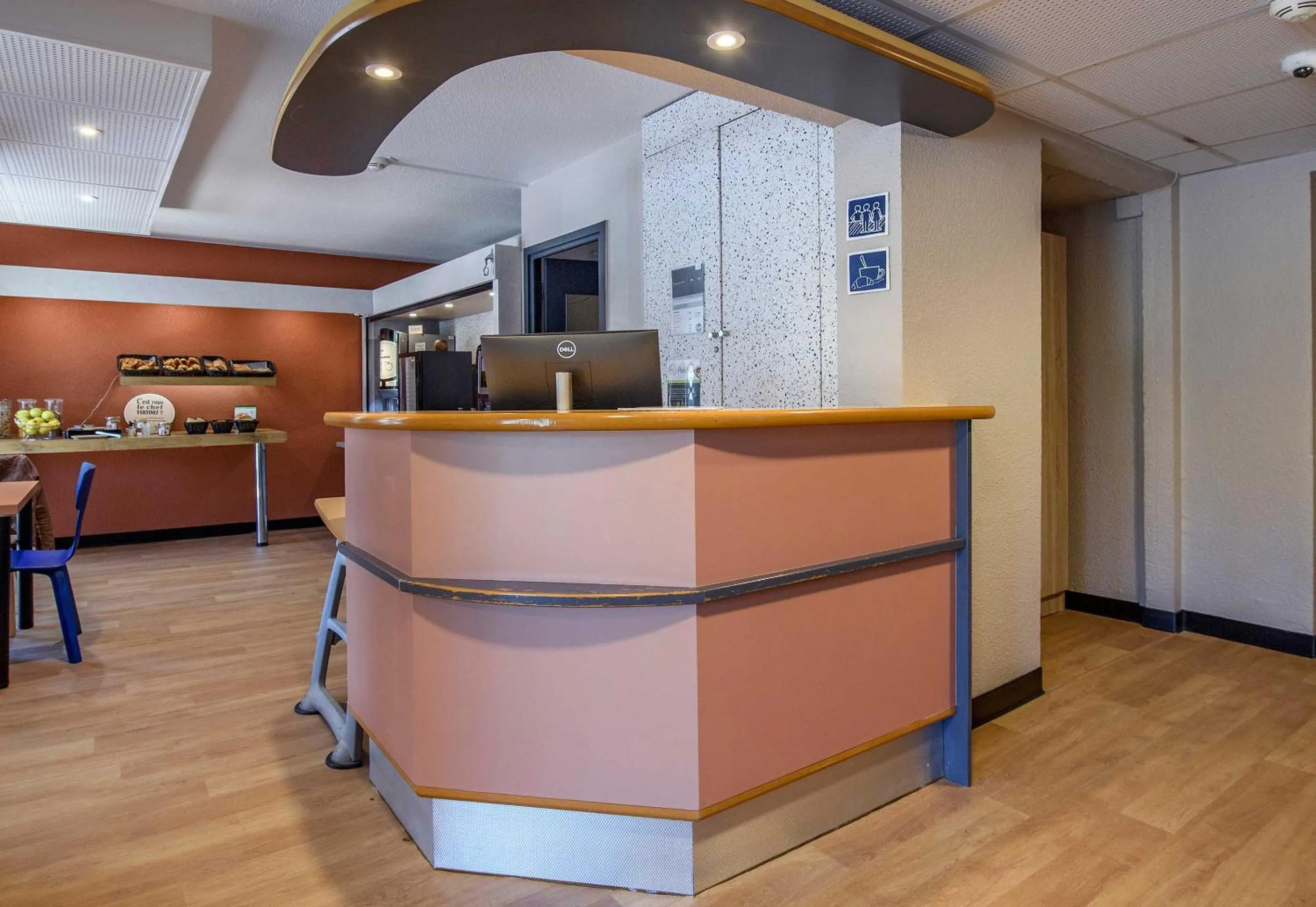 Lobby or reception in B&B HOTEL Nîmes Caissargues