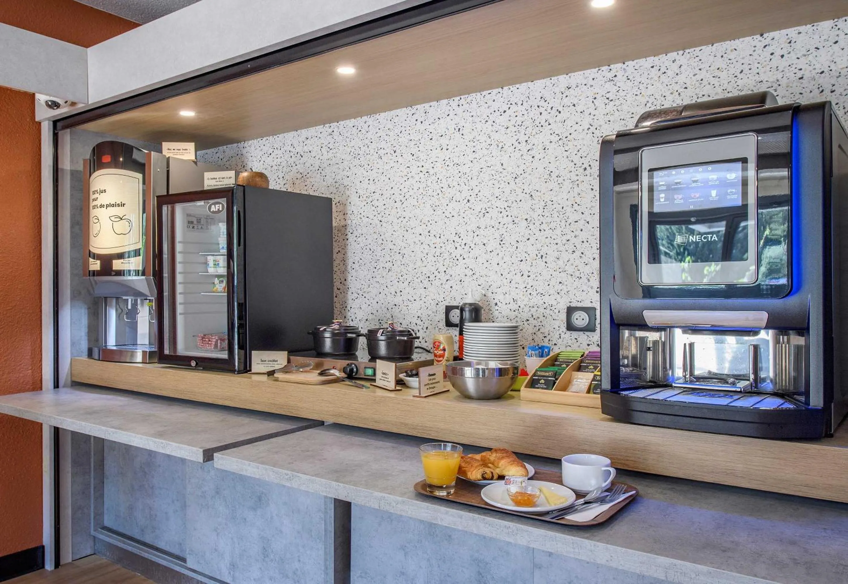 Buffet breakfast in B&B HOTEL Nîmes Caissargues