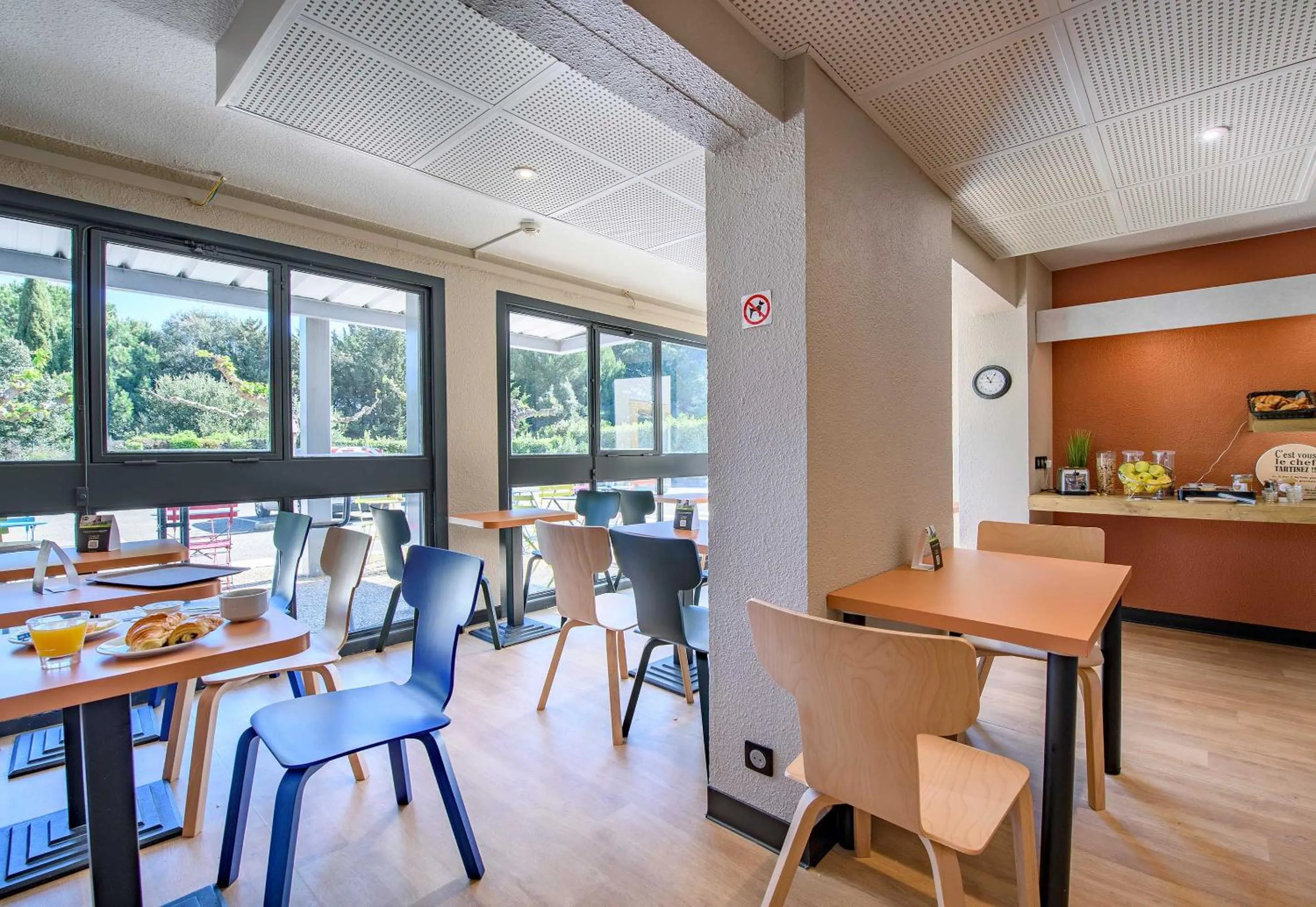 Restaurant/places to eat in B&B HOTEL Nîmes Caissargues