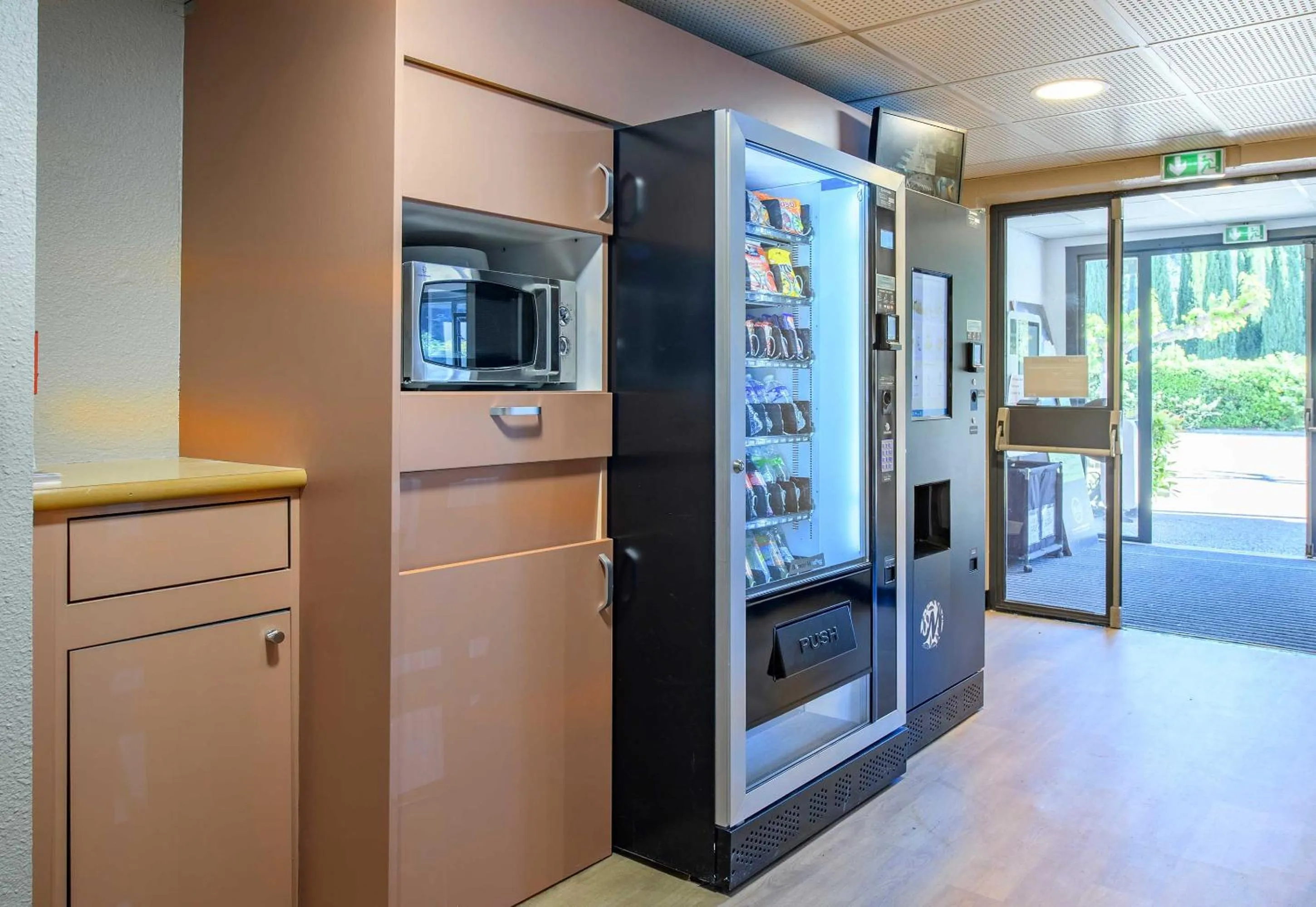 vending machine in B&B HOTEL Nîmes Caissargues