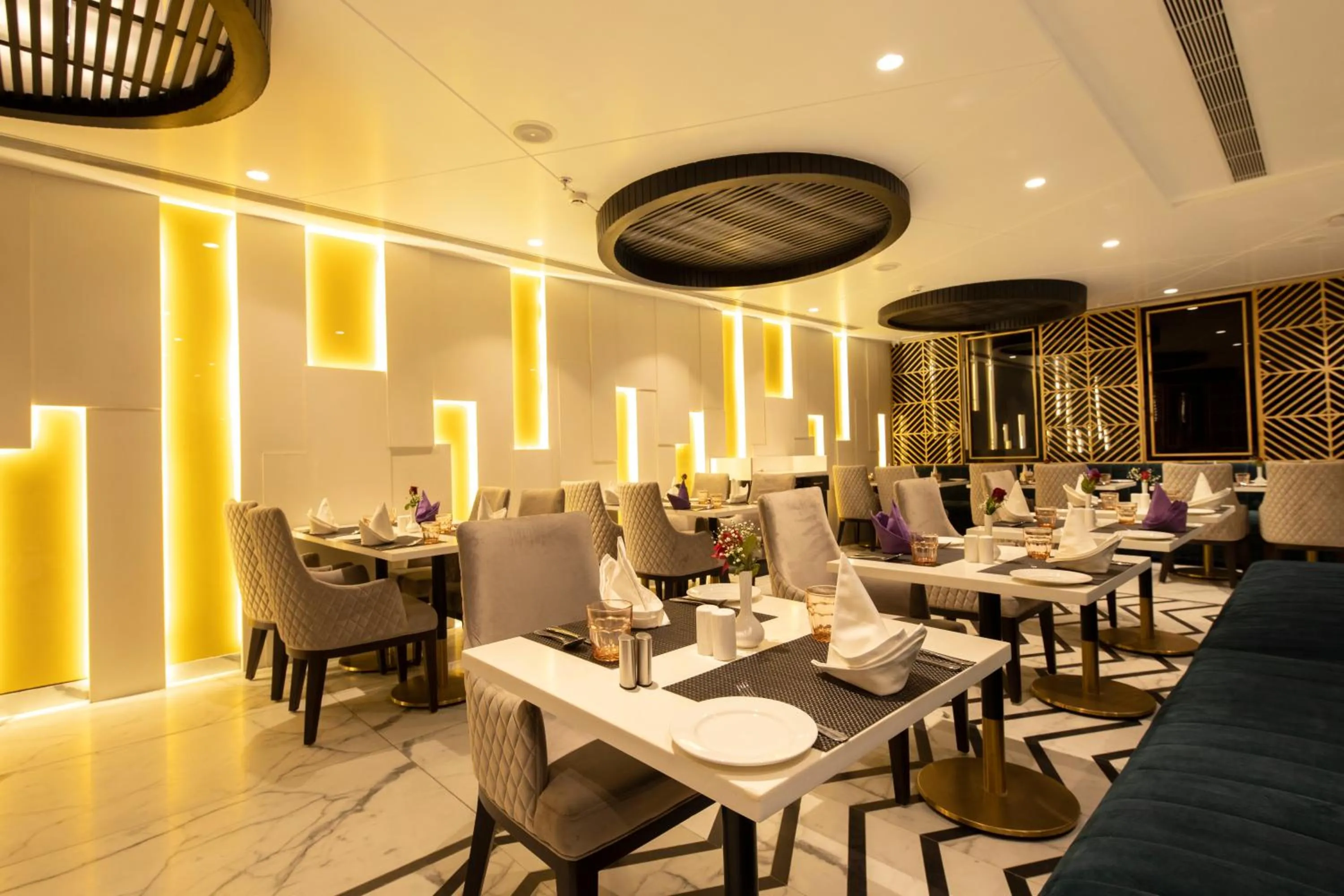 Restaurant/places to eat in Best Western Darbar