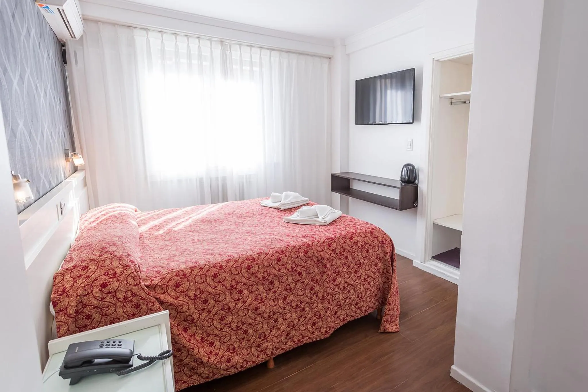 TV and multimedia, Bed in Estocolmo Hotel by bund