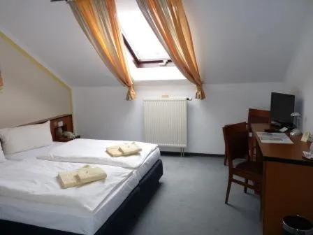Photo of the whole room, Bed in Hotel zur Kanone