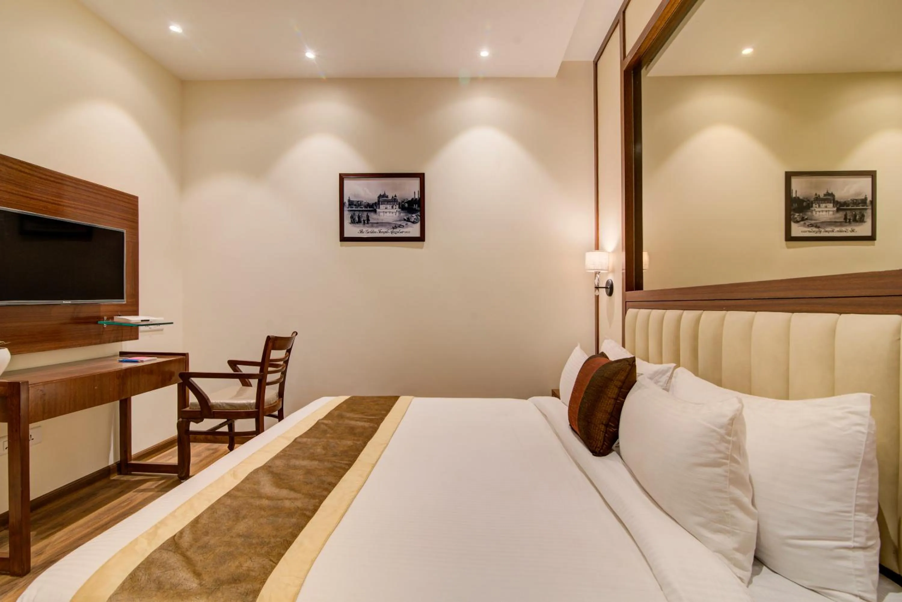 Bedroom, Bed in Amritara Sadka Amritsar