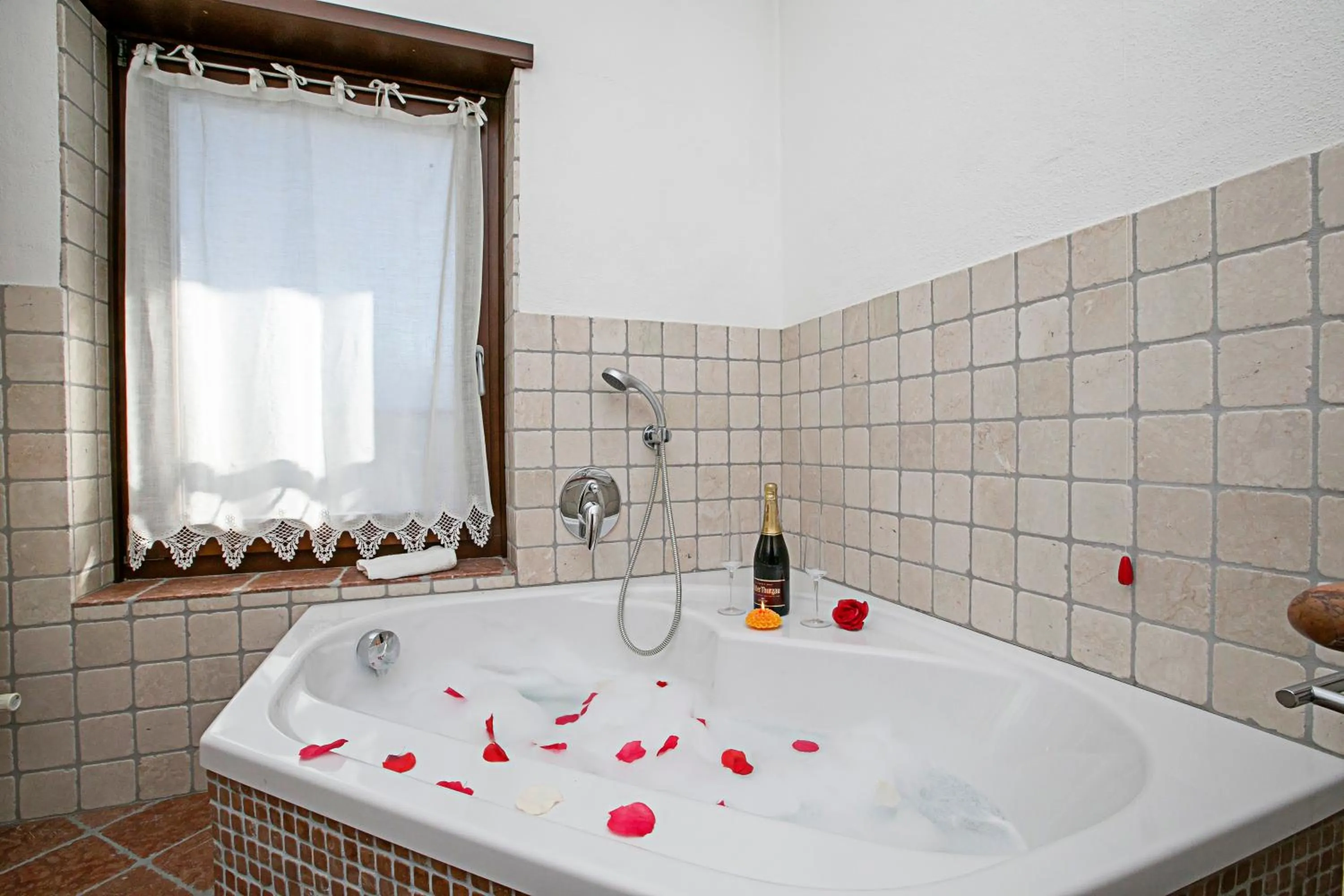 Bathroom in Paulie Apartment - Happy Rentals