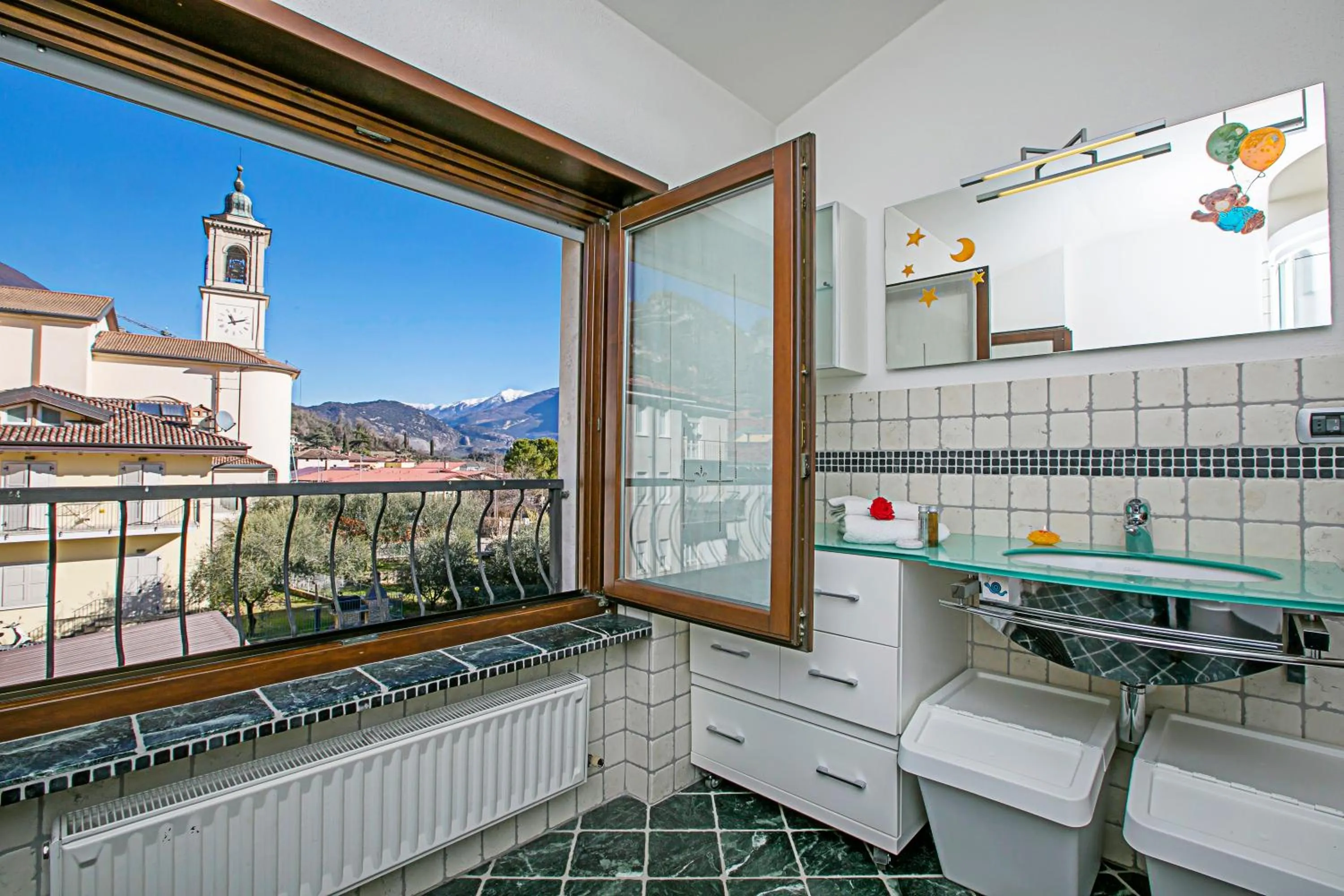 Bathroom in Paulie Apartment - Happy Rentals