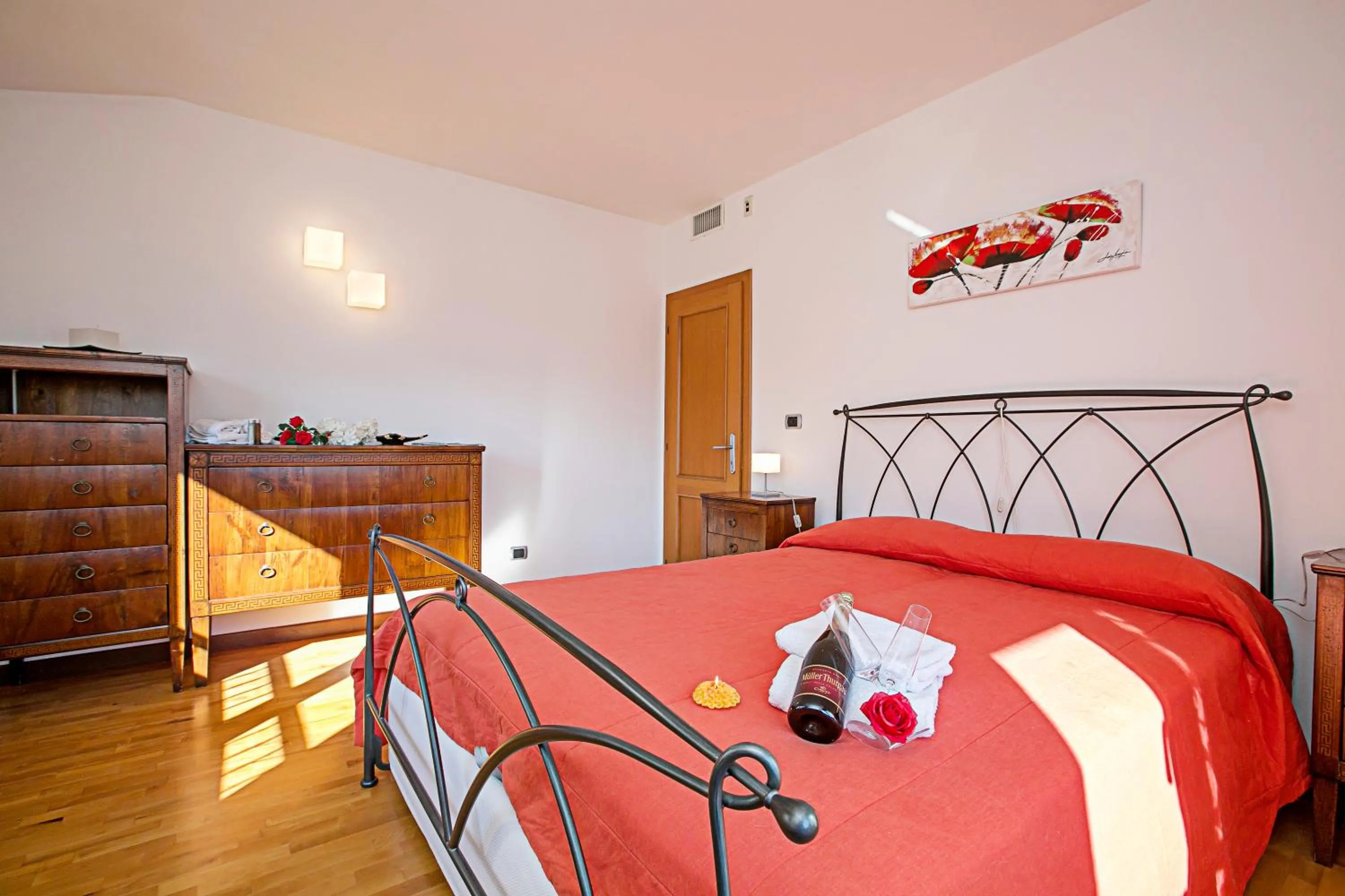 Bedroom, Bed in Paulie Apartment - Happy Rentals