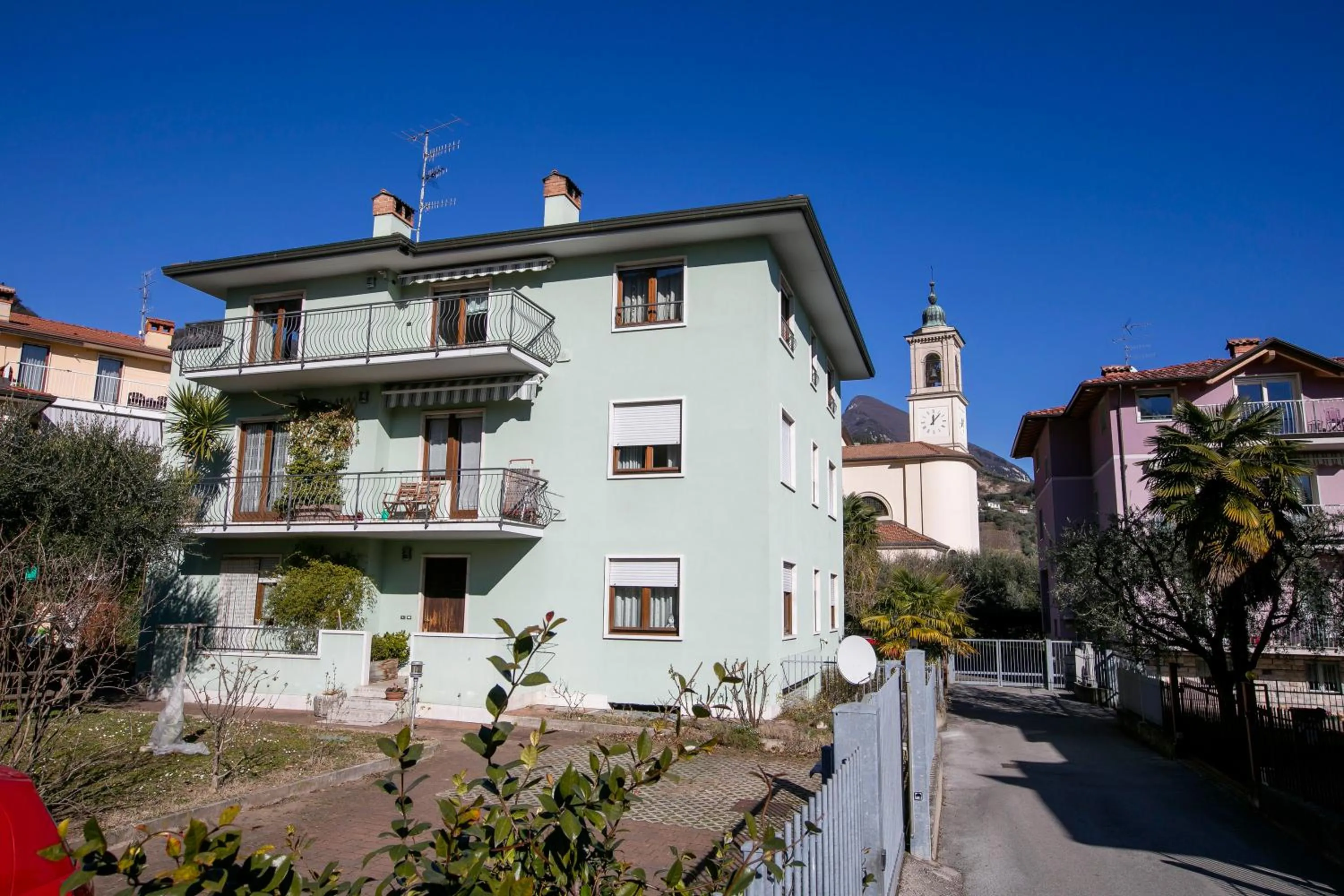 Property building in Paulie Apartment - Happy Rentals