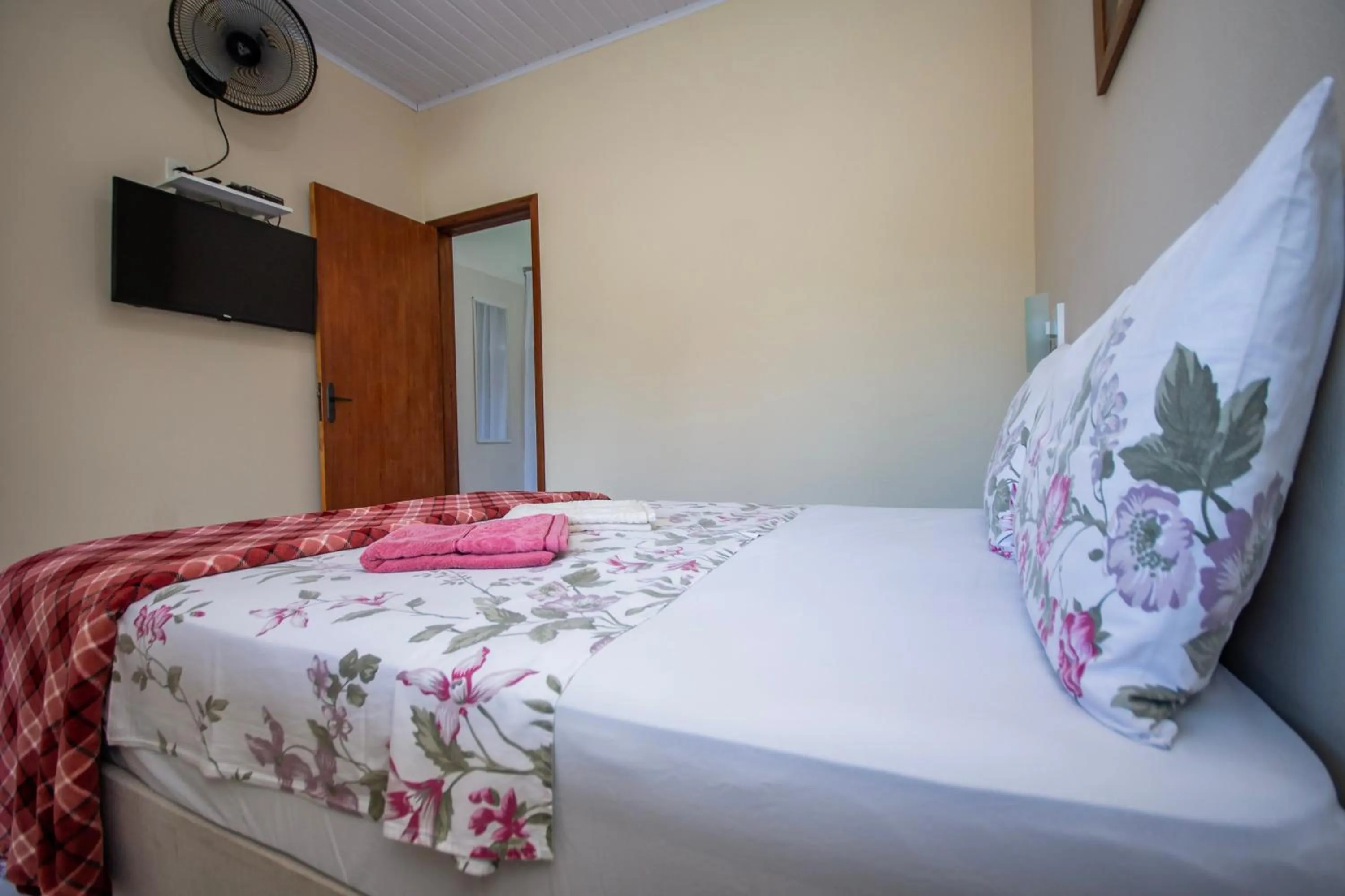 Photo of the whole room, Bed in Pousada Quatro Estações Paraty