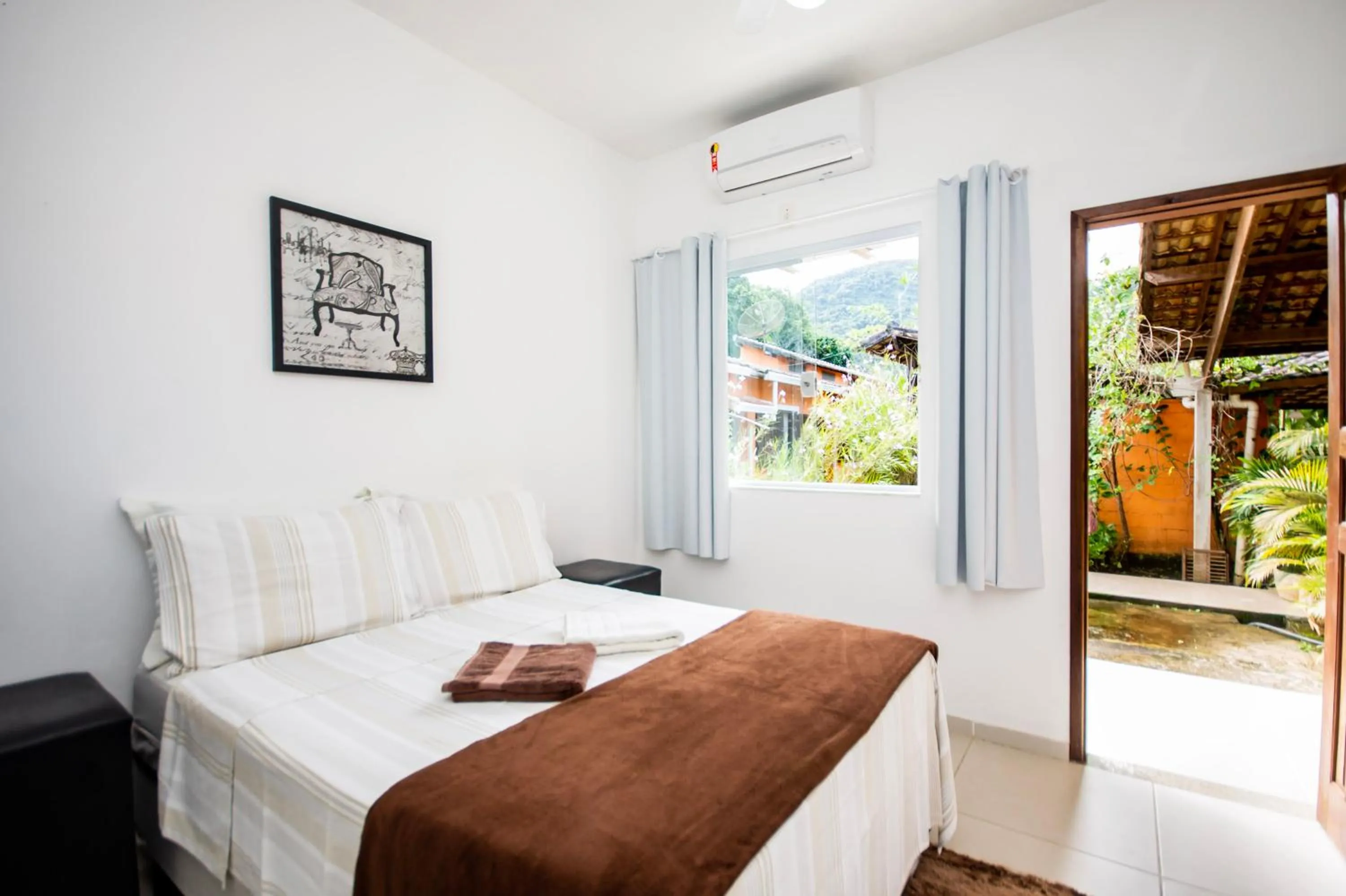 Photo of the whole room, Bed in Pousada Quatro Estações Paraty