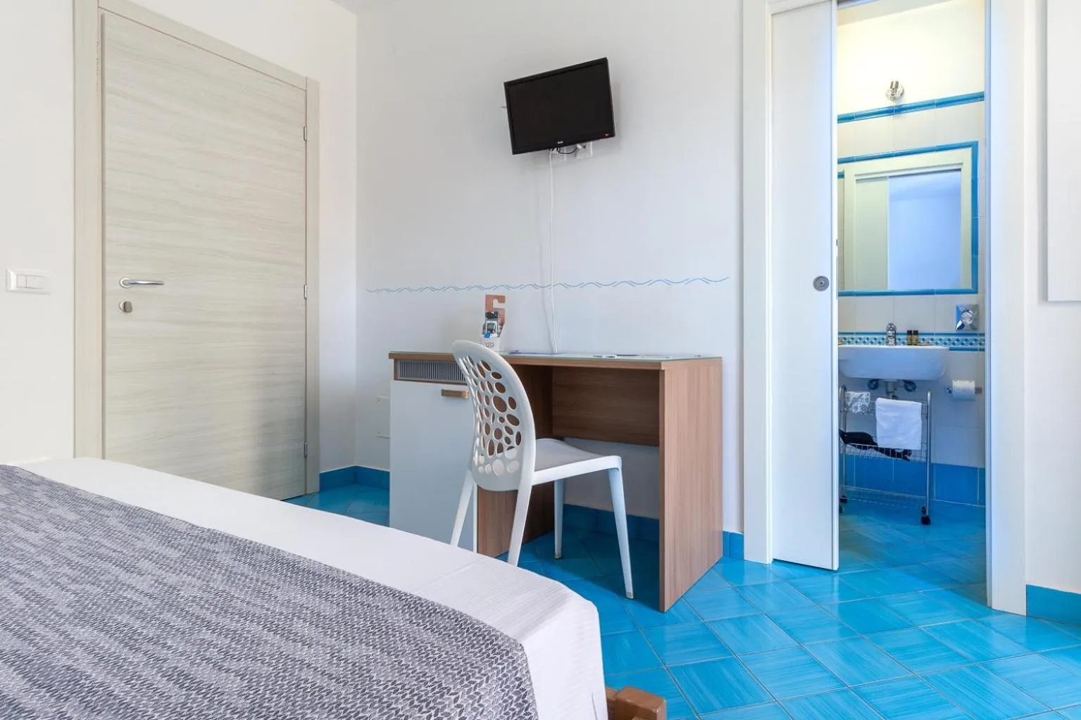 TV and multimedia, Bed in B&B Sperlonga