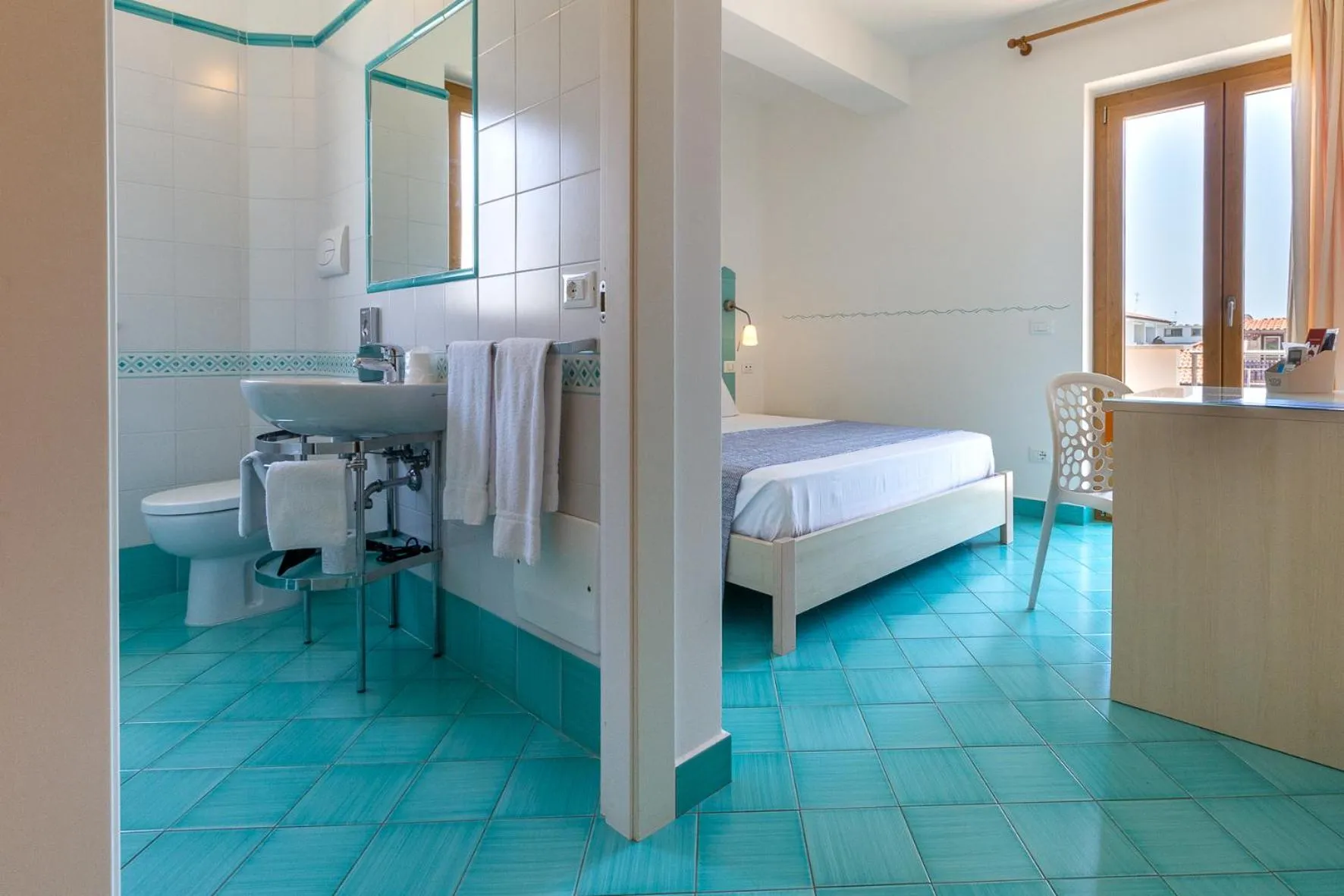 Toilet, Bed in B&B Sperlonga