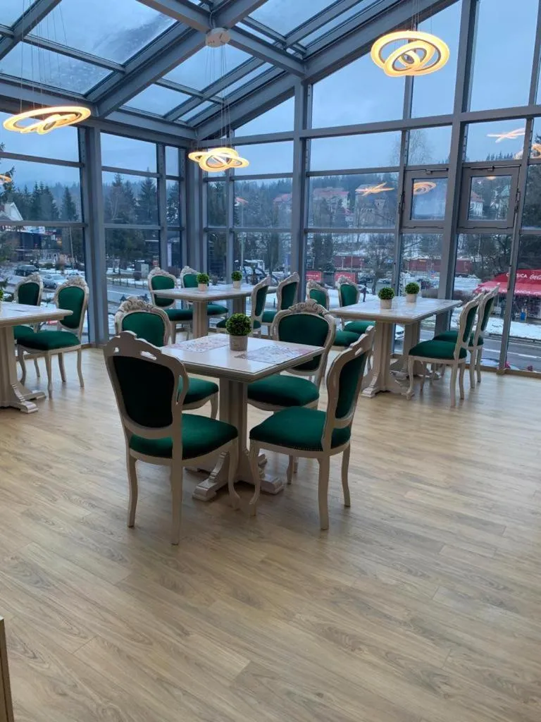 Restaurant/places to eat in Park Luxury Rooms