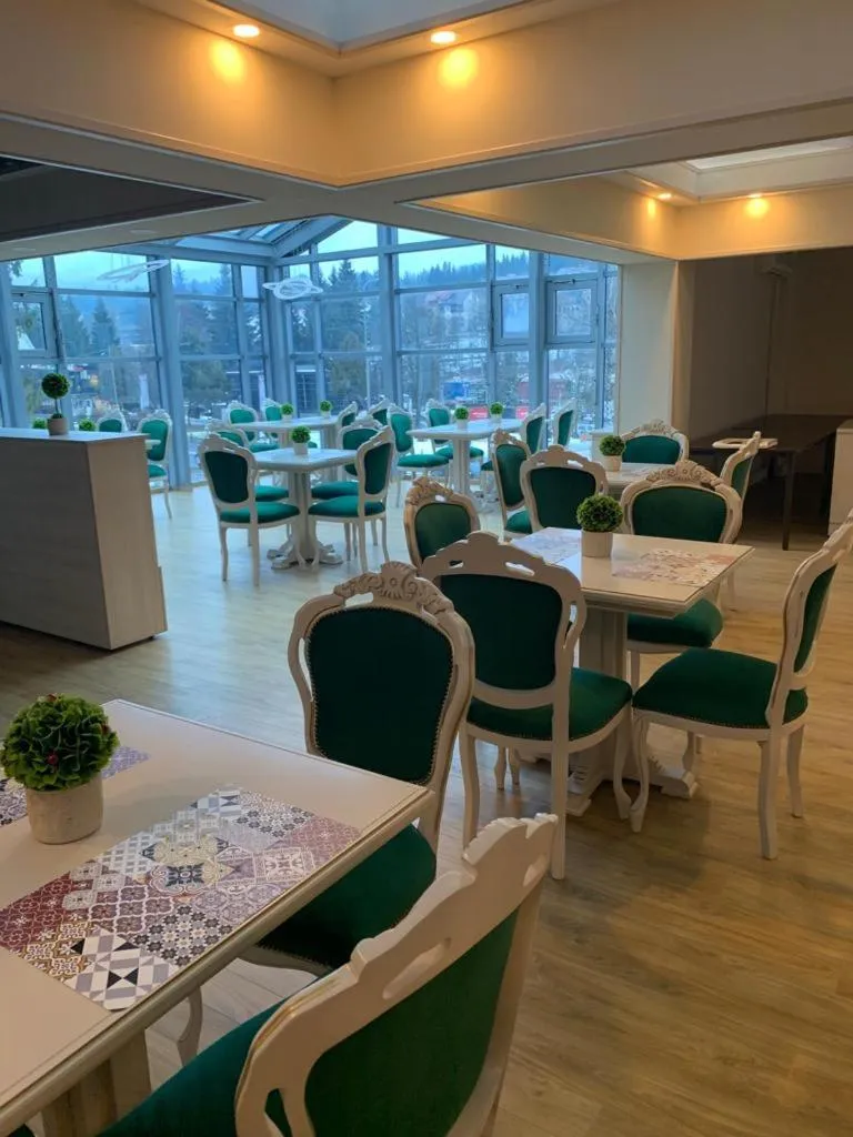 Restaurant/places to eat in Park Luxury Rooms