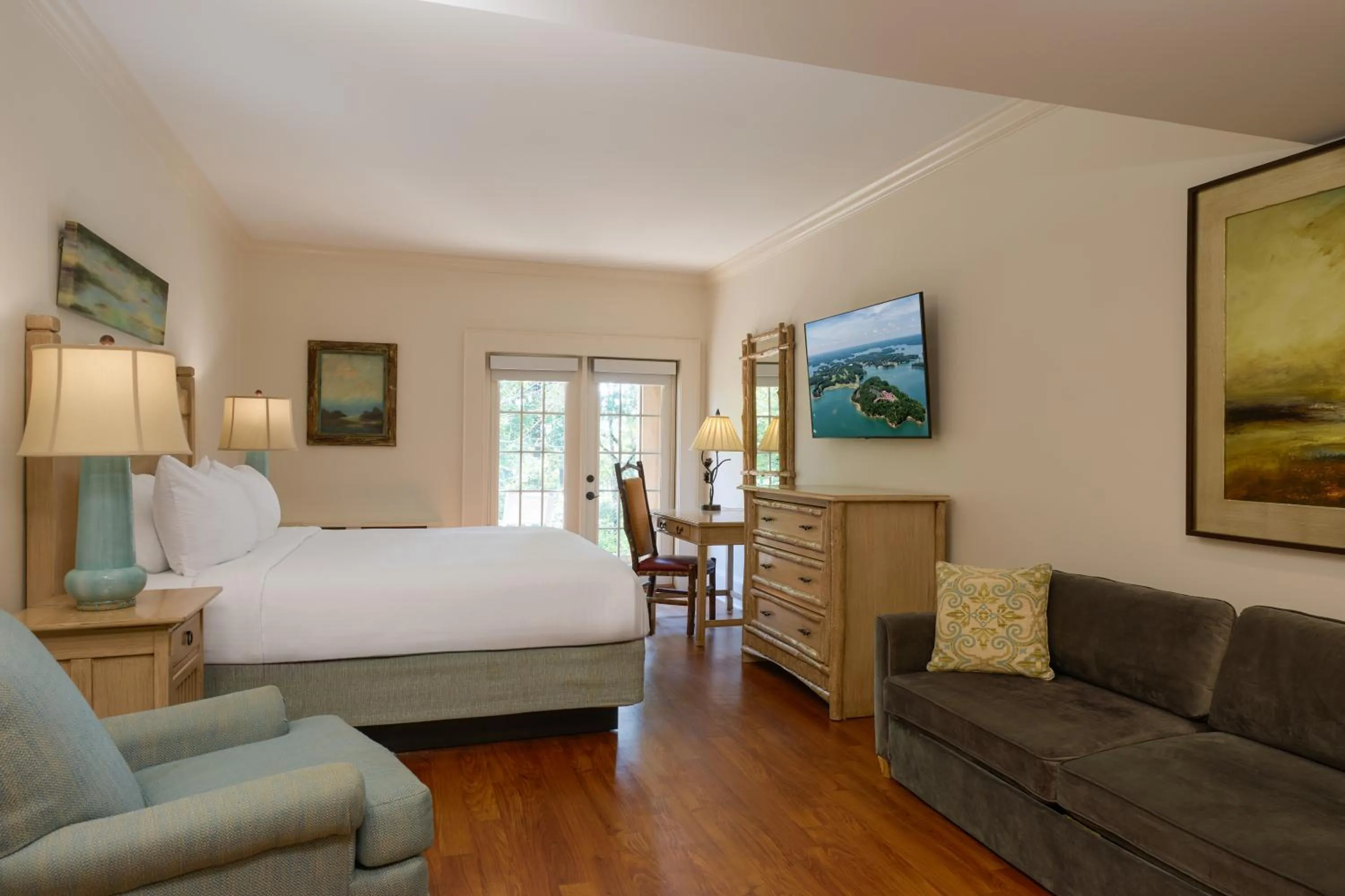 Bedroom, Bed in Lanier Islands Legacy Lodge