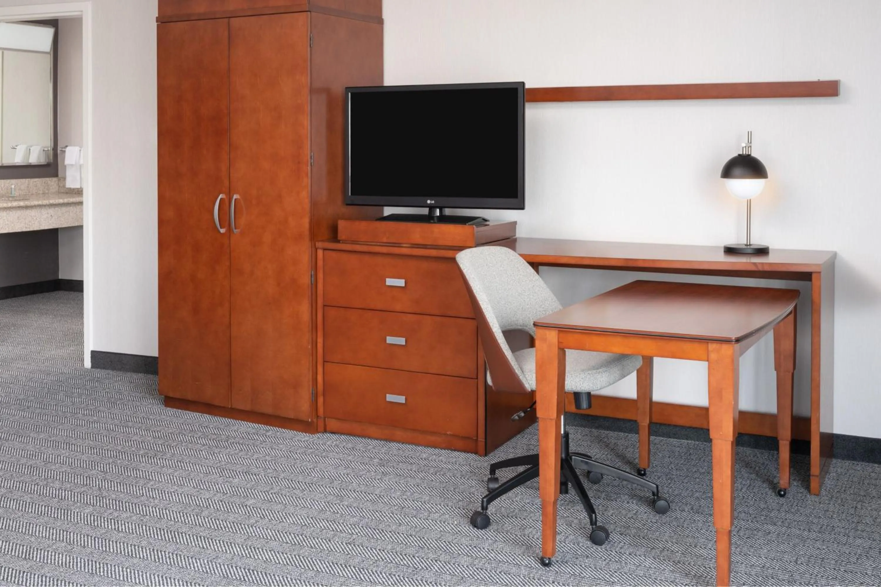 Photo of the whole room in Courtyard by Marriott Glassboro Rowan University